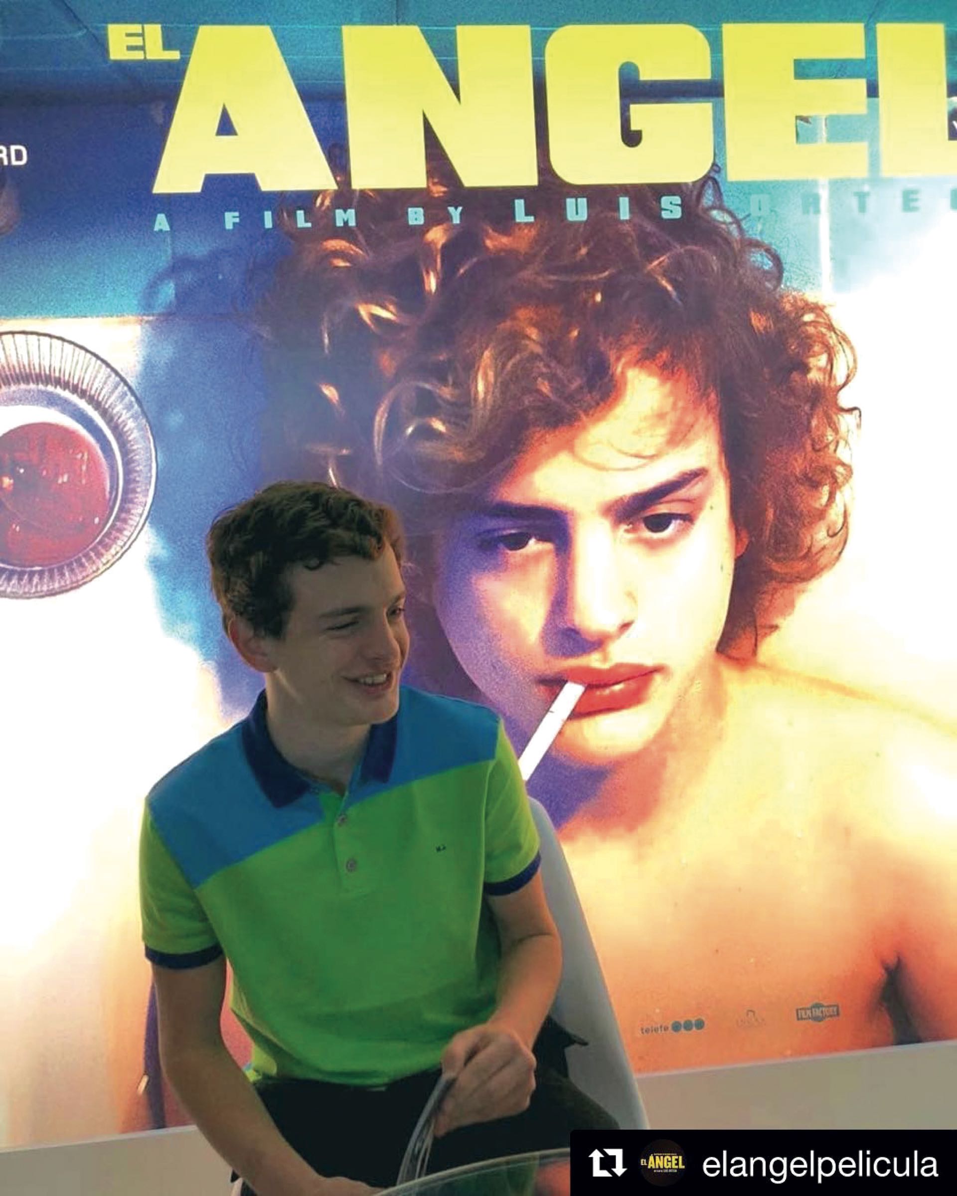 Lorenzo posa junto a un afiche en la Riviera francesa.