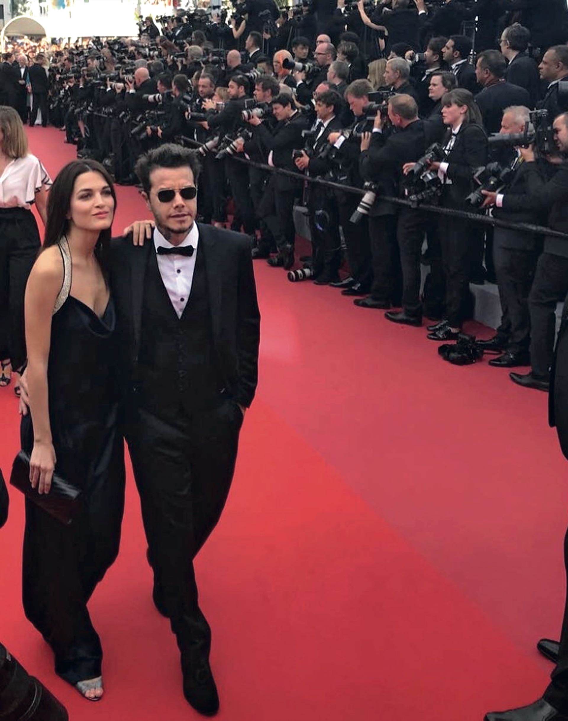 Sebastián –de smoking y zapatos– junto a su novia, la modelo y actriz Carla Moure, by Bomparola.