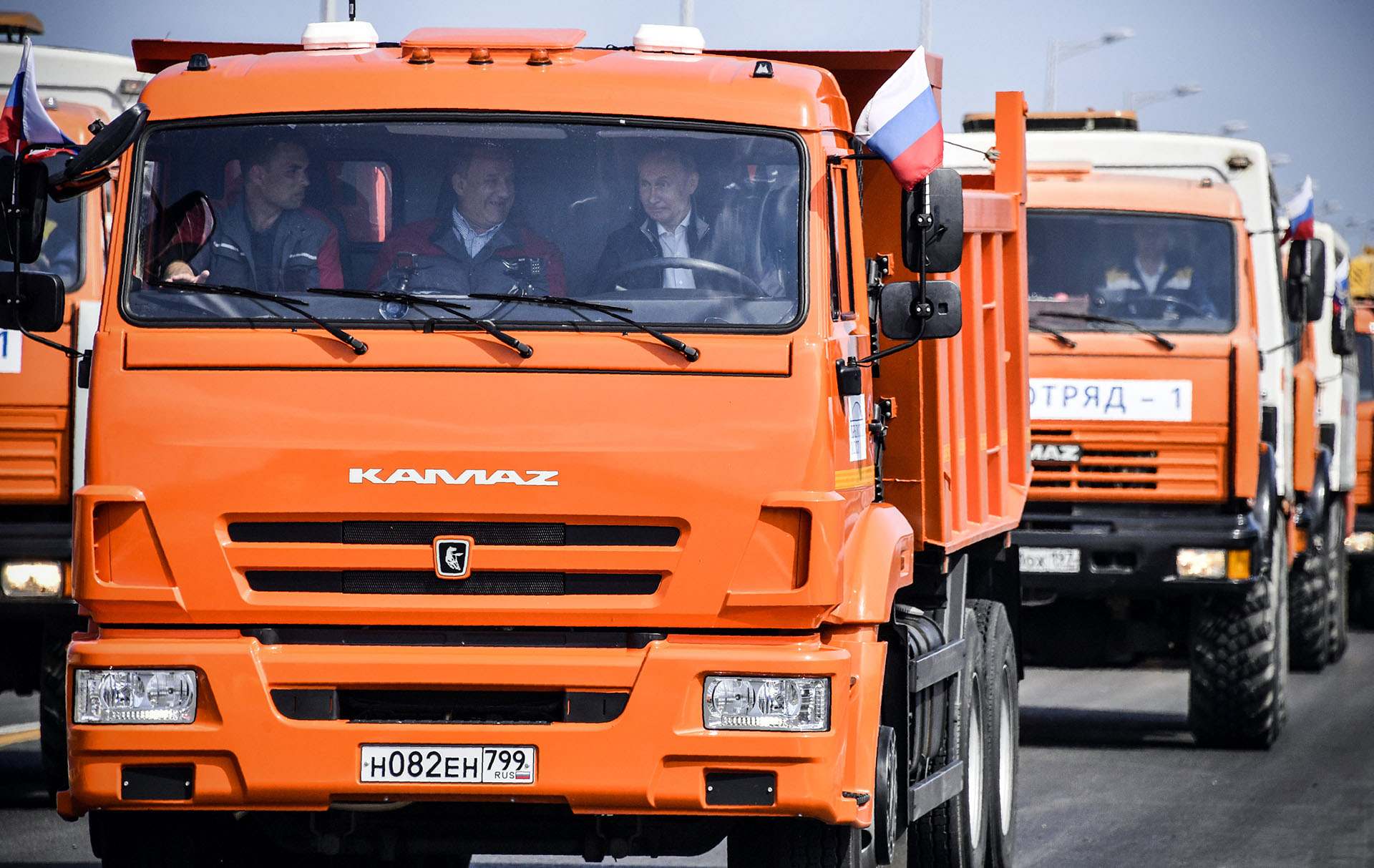 A bordo de un camión Kamaz, Putin cruza el puente acompañado de trabajadores que contribuyeron en su construcción (Reuters)
