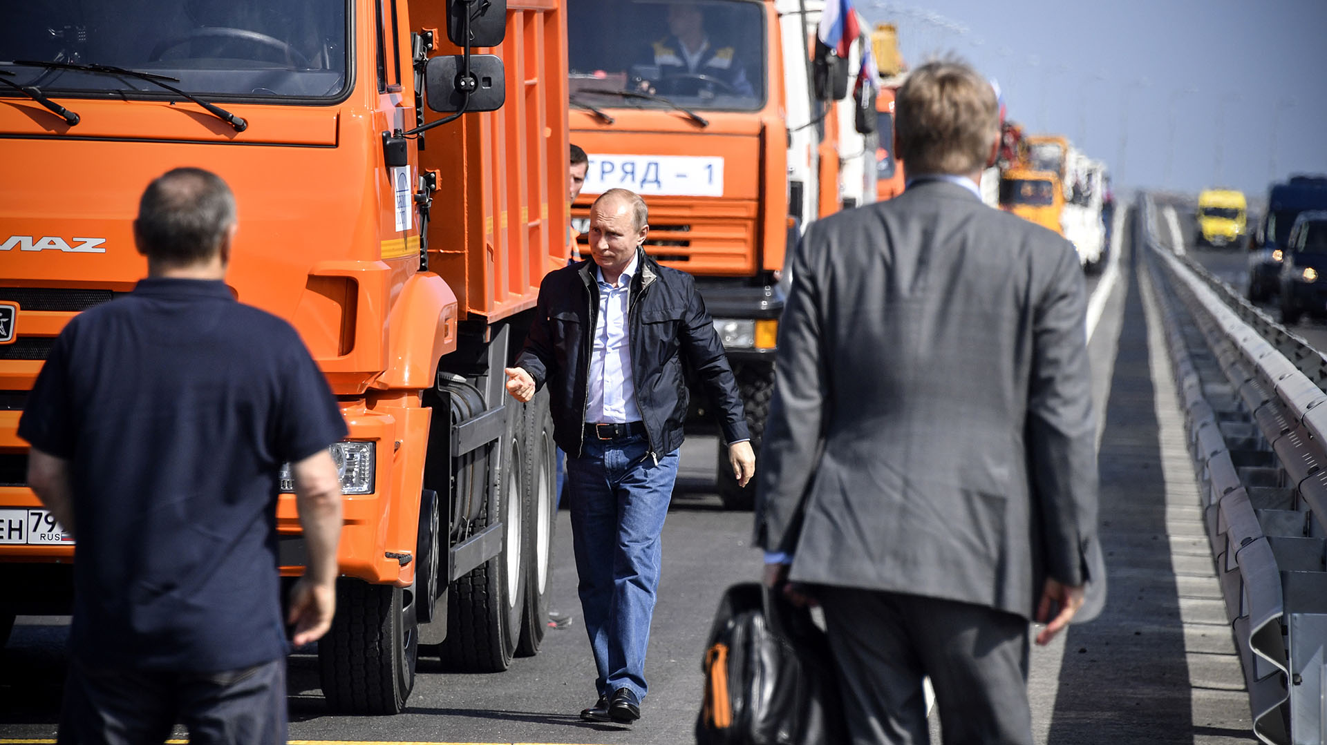 Vladimir Putin tras recorerr los 19 kilómetros del nuevo puente que amenaza a la integridad territorial de Ucrania (AFP)