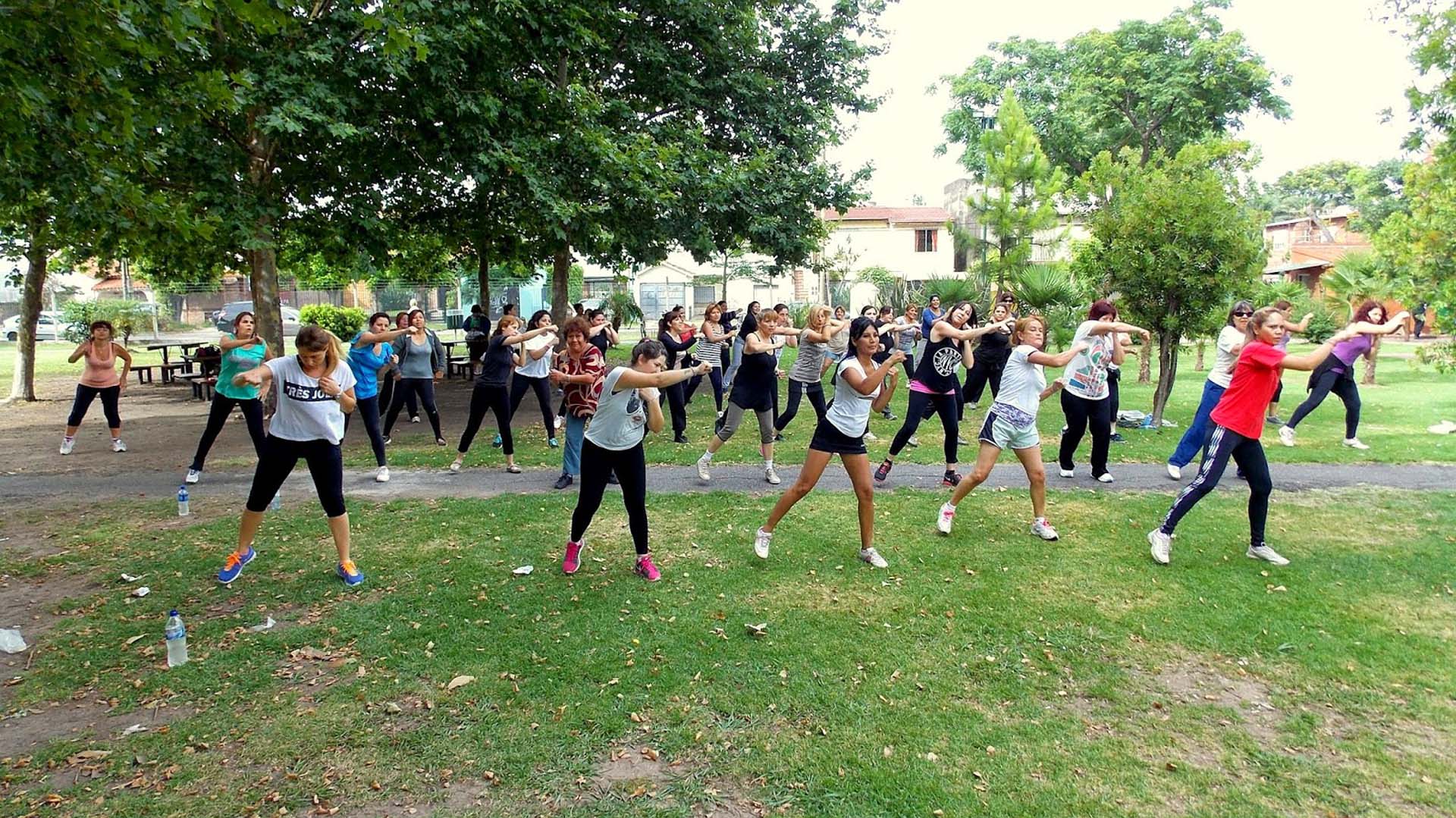 Los parques y las plazas también se llenan con actividades recreativas para practicar en grupo