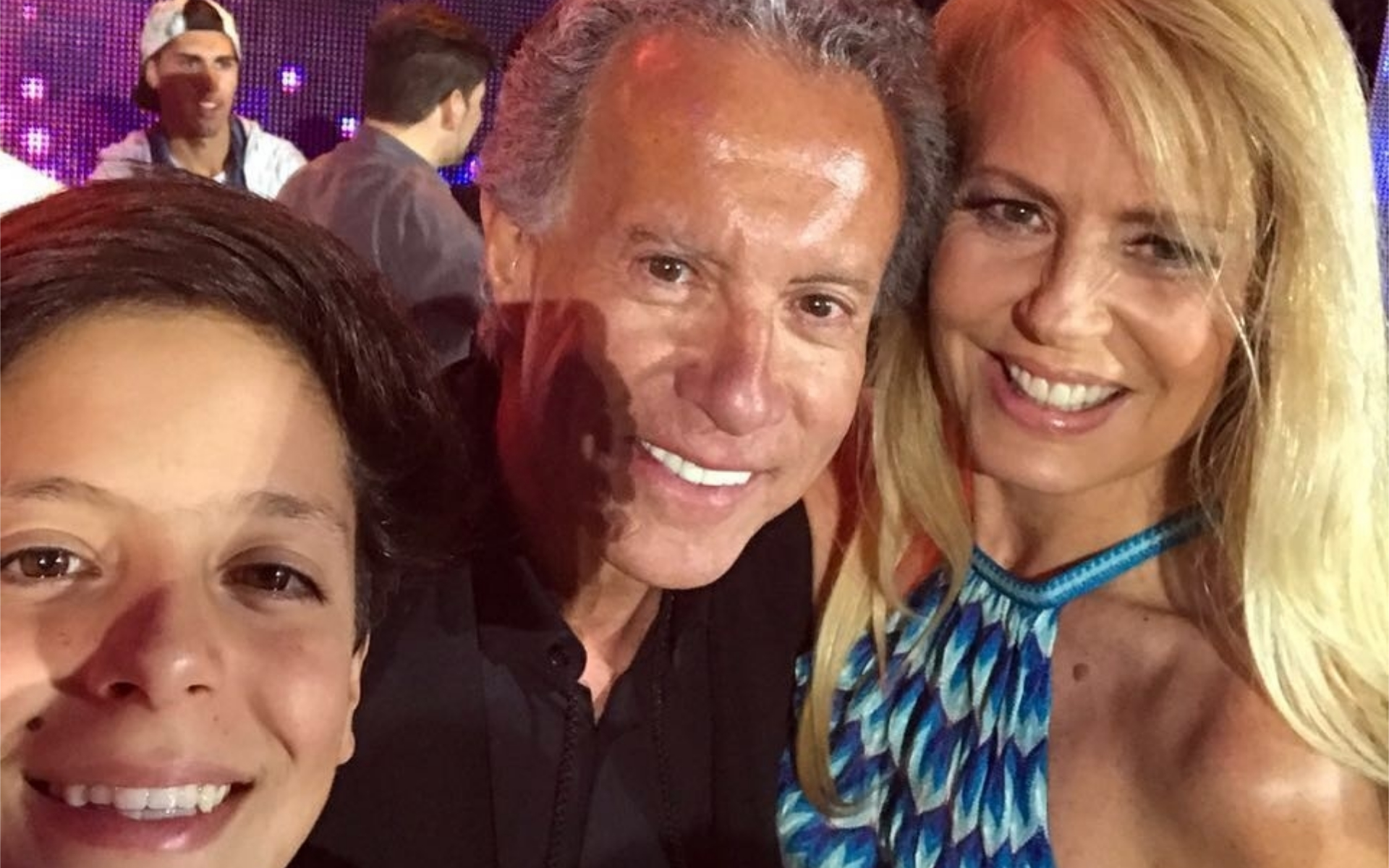 Máximo junto a su mamá y su pareja, el empresario chileno José Patricio Daire, a quien considera como su “verdadero” padre, debido a su escasa relación con Carlos Menem