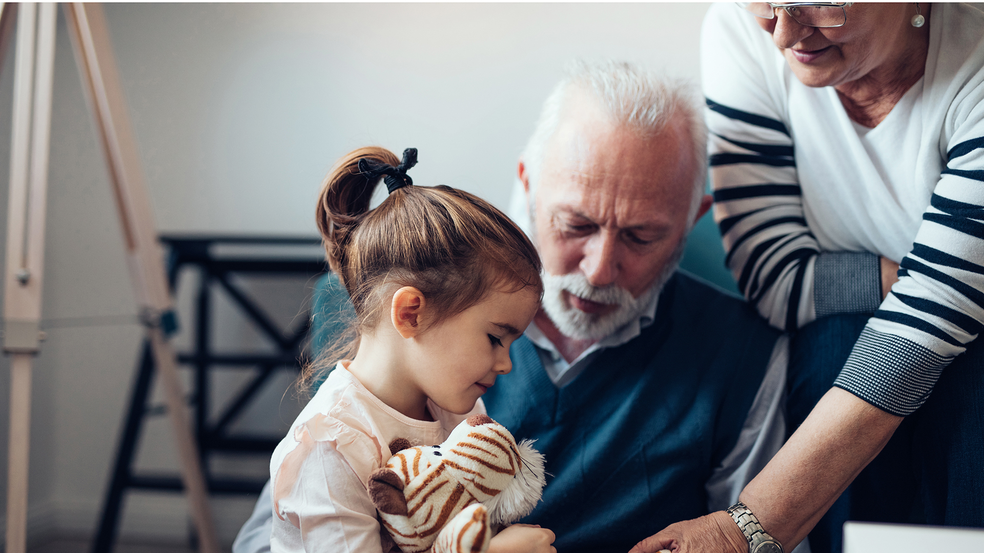 Los adultos consideran fundamental la función de los mayores en la vida de los niños, adolescentes y jóvenes (Getty Images)