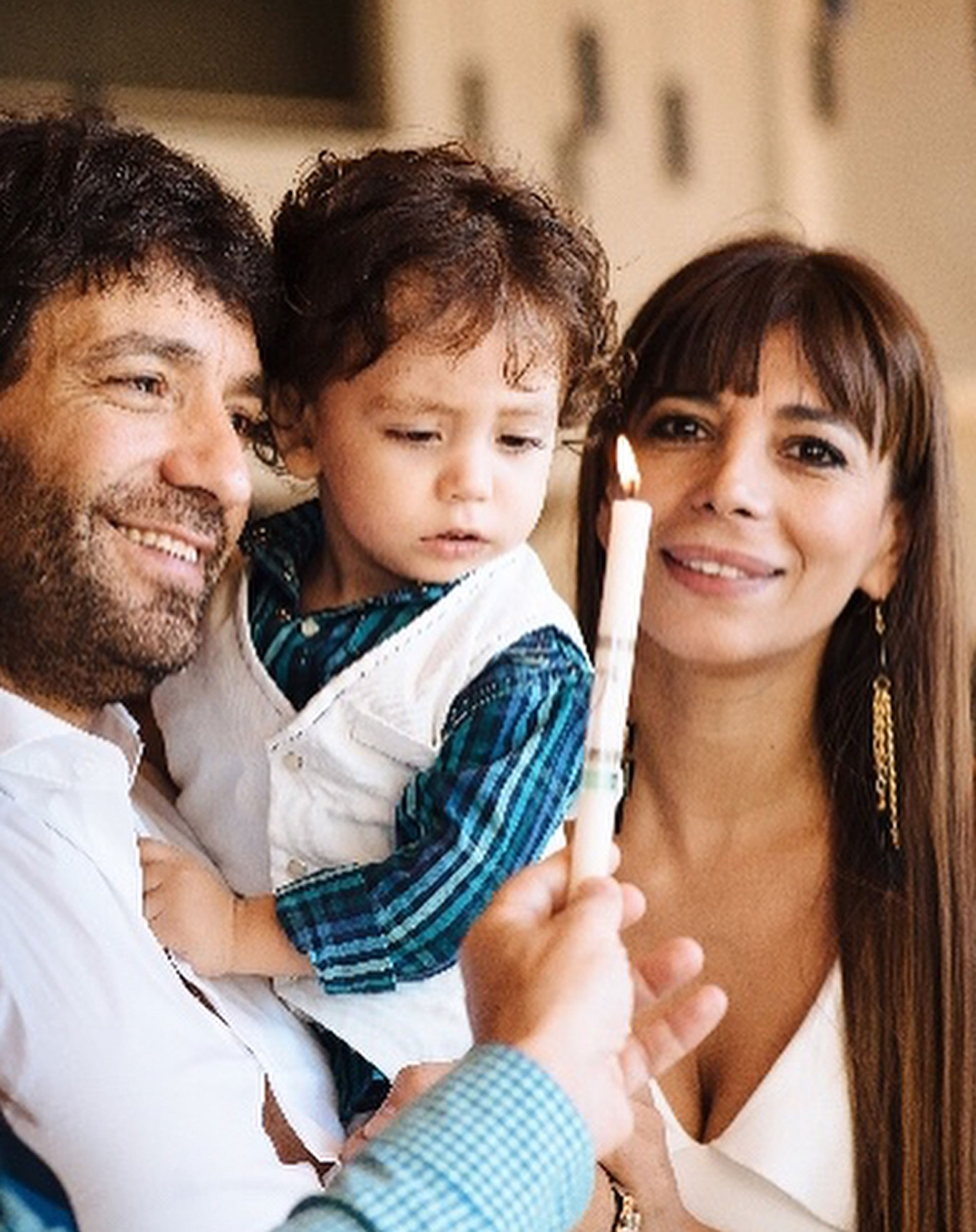 La familia junto a la vela que simboliza la luz del camino cristiano (Foto: Instagram)