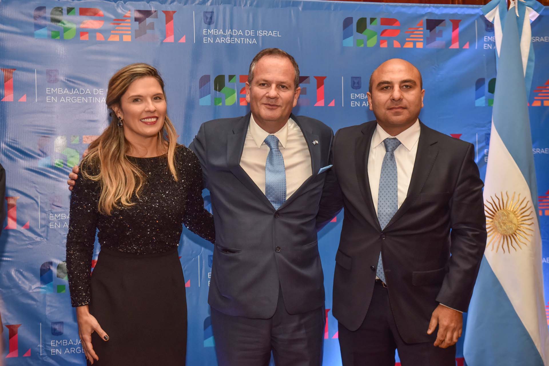 Ilán Sztulman y su mujer Jacqueline junto al embajador de Azerbaiyán, Rashad Aslanov