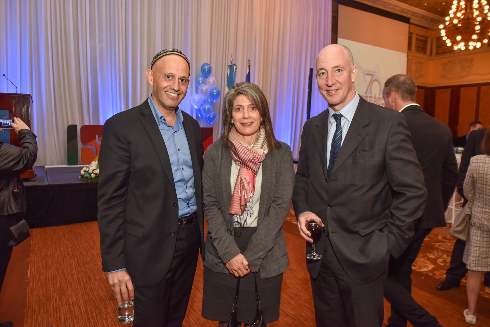 El ministro de Ambiente, Sergio Bergman, junto al embajador Mark Kent y señora