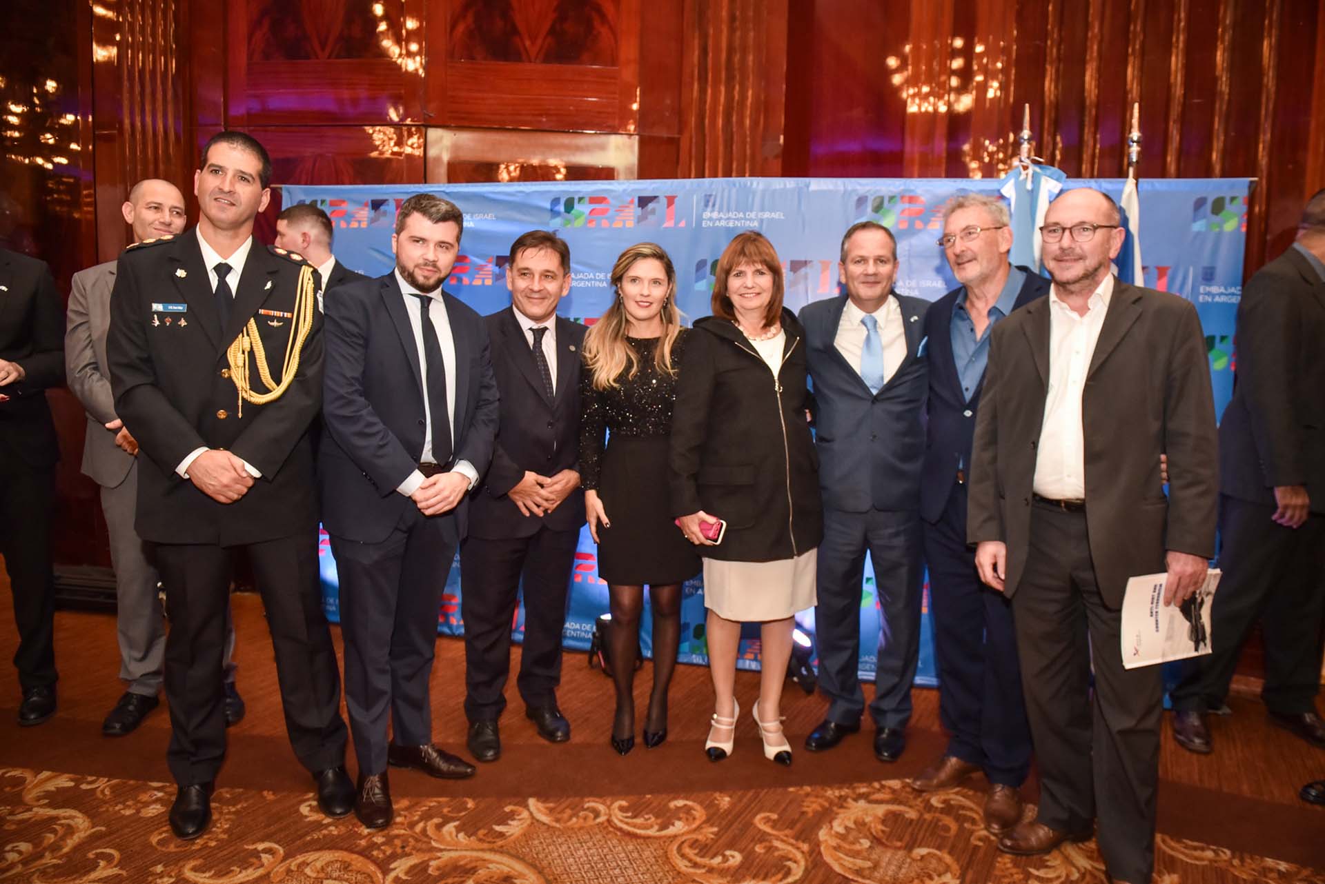 Eran Gabay, agregado militar; Gastón Schulmeister, director nacional de Cooperación Regional e Internacional del ministero de Seguridad; Franco Fiumara, juez; Jaqueline Lembert de Sztulman; Patricia Bullrich, ministra de Seguridad; embajador Ilan Sztulman; Guillermo Yanco y Alberto Förigh, secretario de Coordinación del ministerio de Seguridad