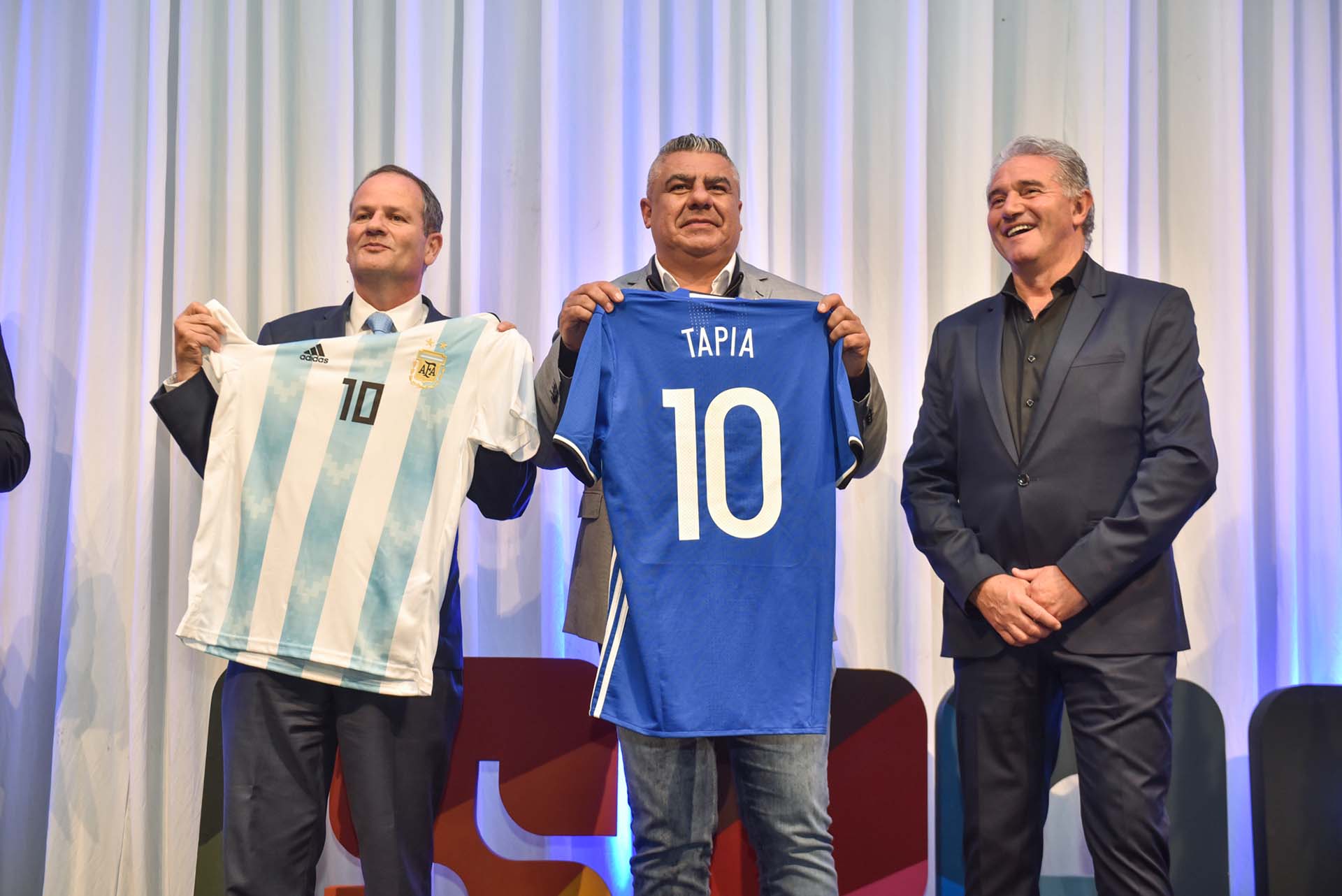 El embajador Ilan Sztulman, ‘Chiqui’ Tapia y Jorge Burruchaga