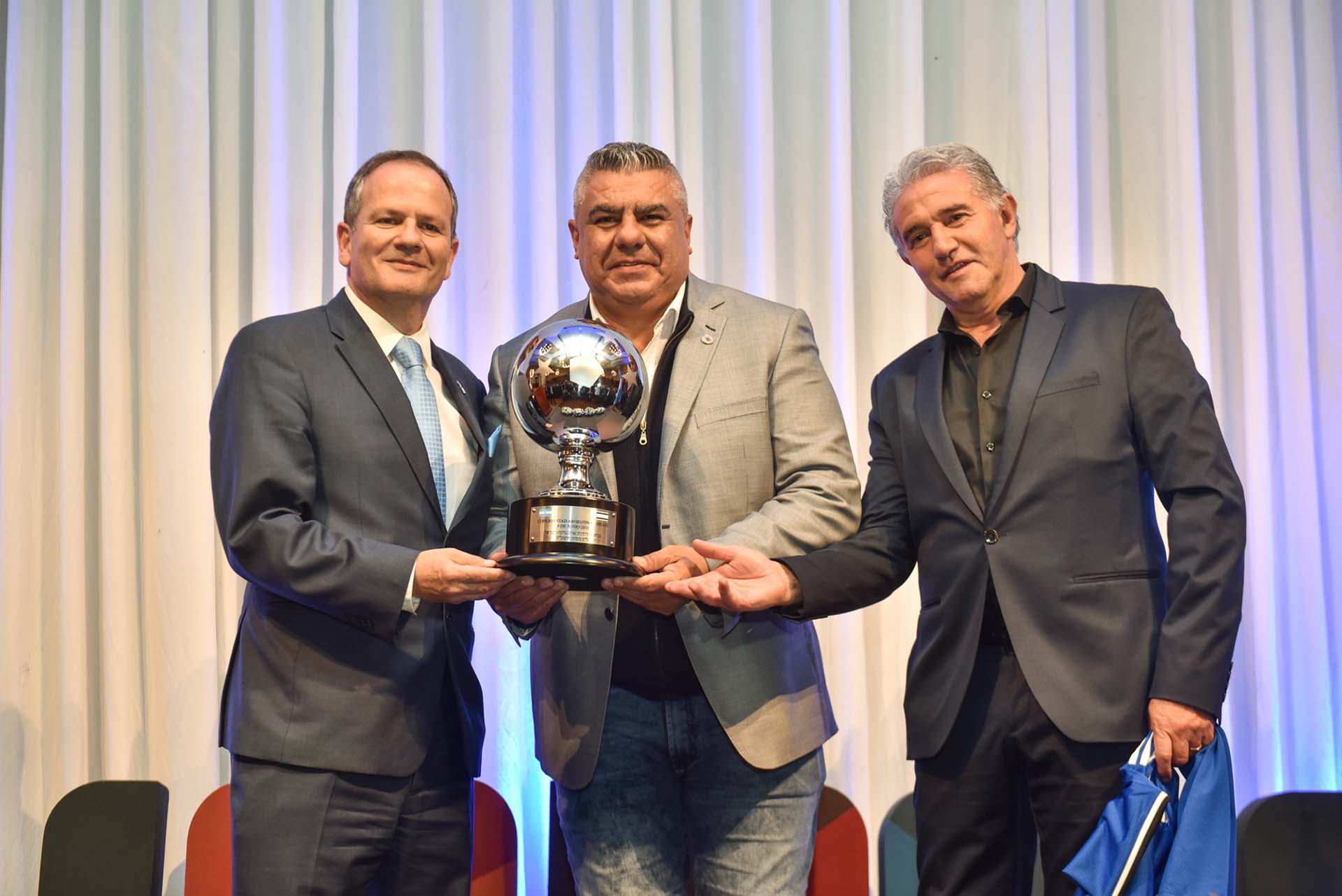El embajador Ilan Sztulman, “Chiqui” Tapia y Jorge Burruchaga