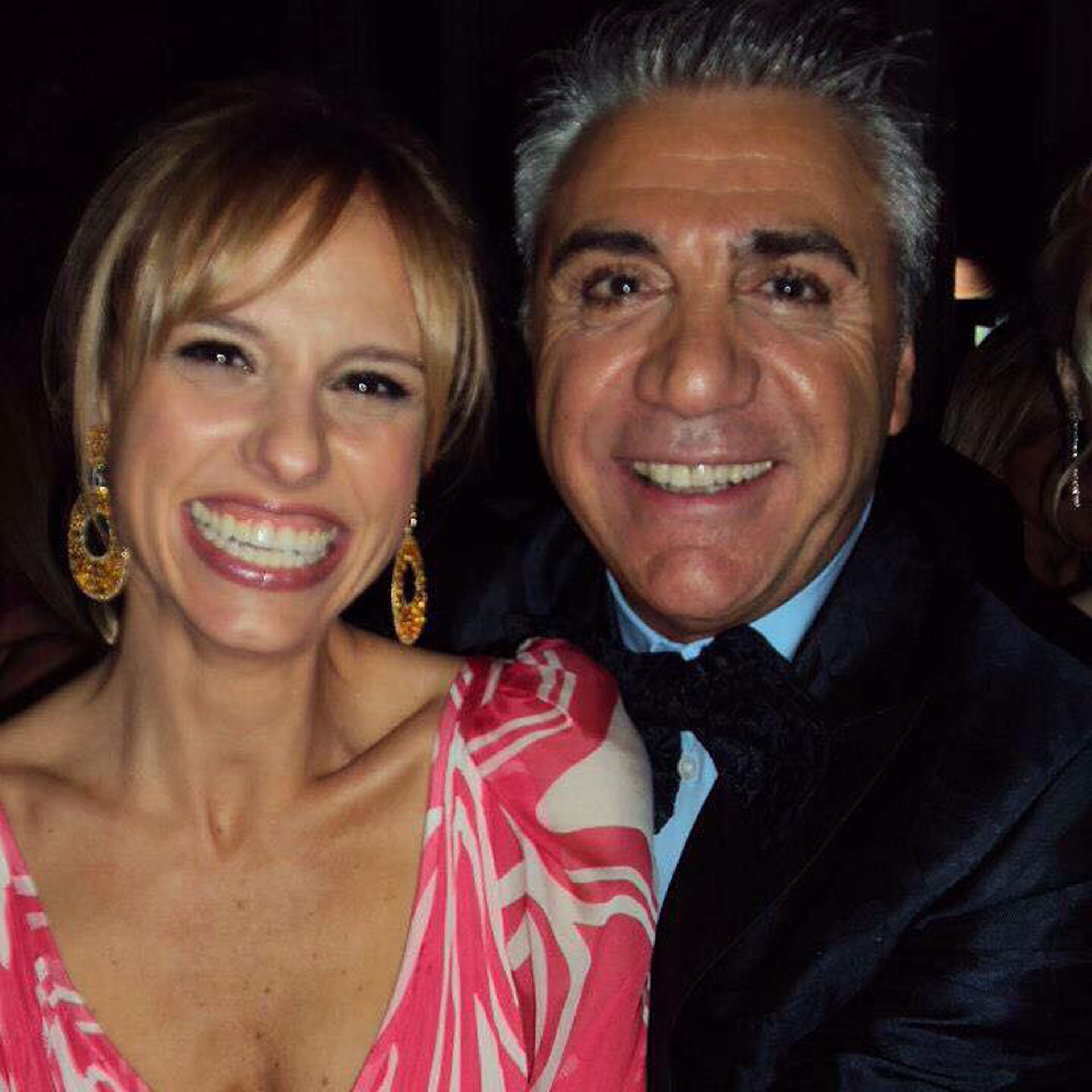 Abrazado a la conductora Mariana Fabbiani