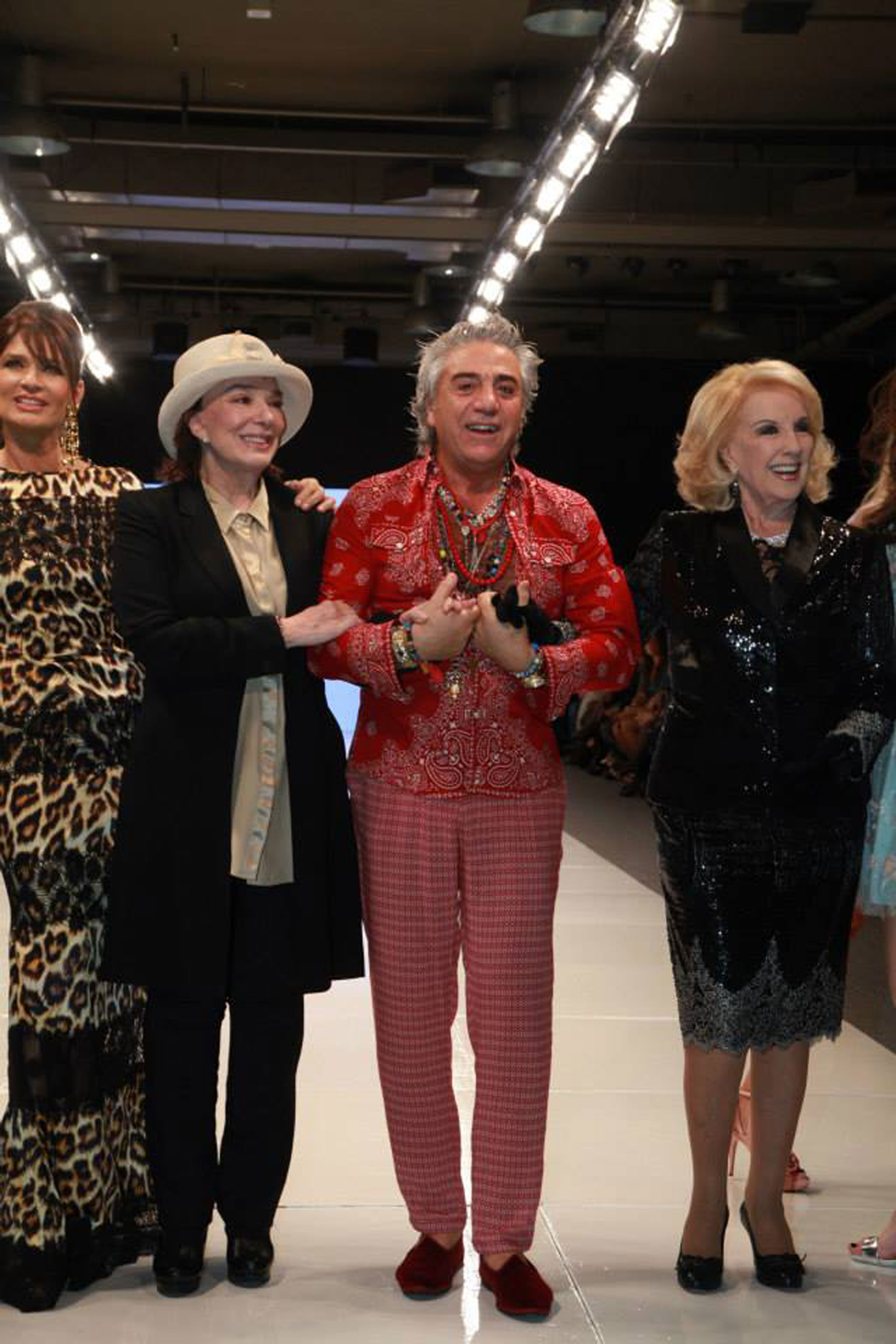 Fin del desfile junto a Mirtha Legrand y Graciela Borges