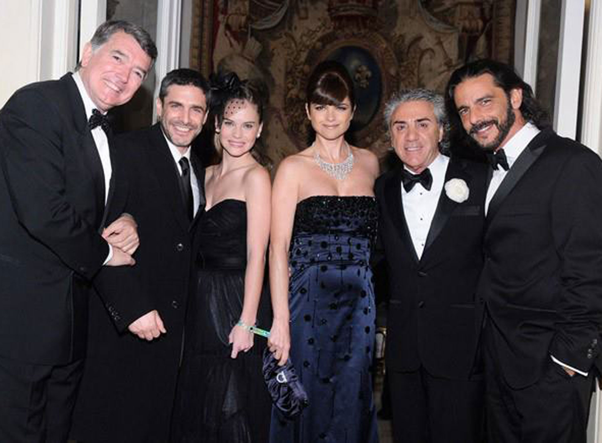 El diseñador junto a Pancho Dotto, Leonardo Sbaraglia, Luz Cipriota, Araceli González y Fabián Mazzei
