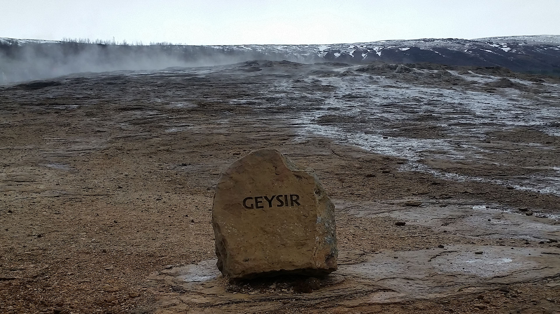 Geysir, el primer géiser descubierto en el mundo, rodeado de varios otros géisers