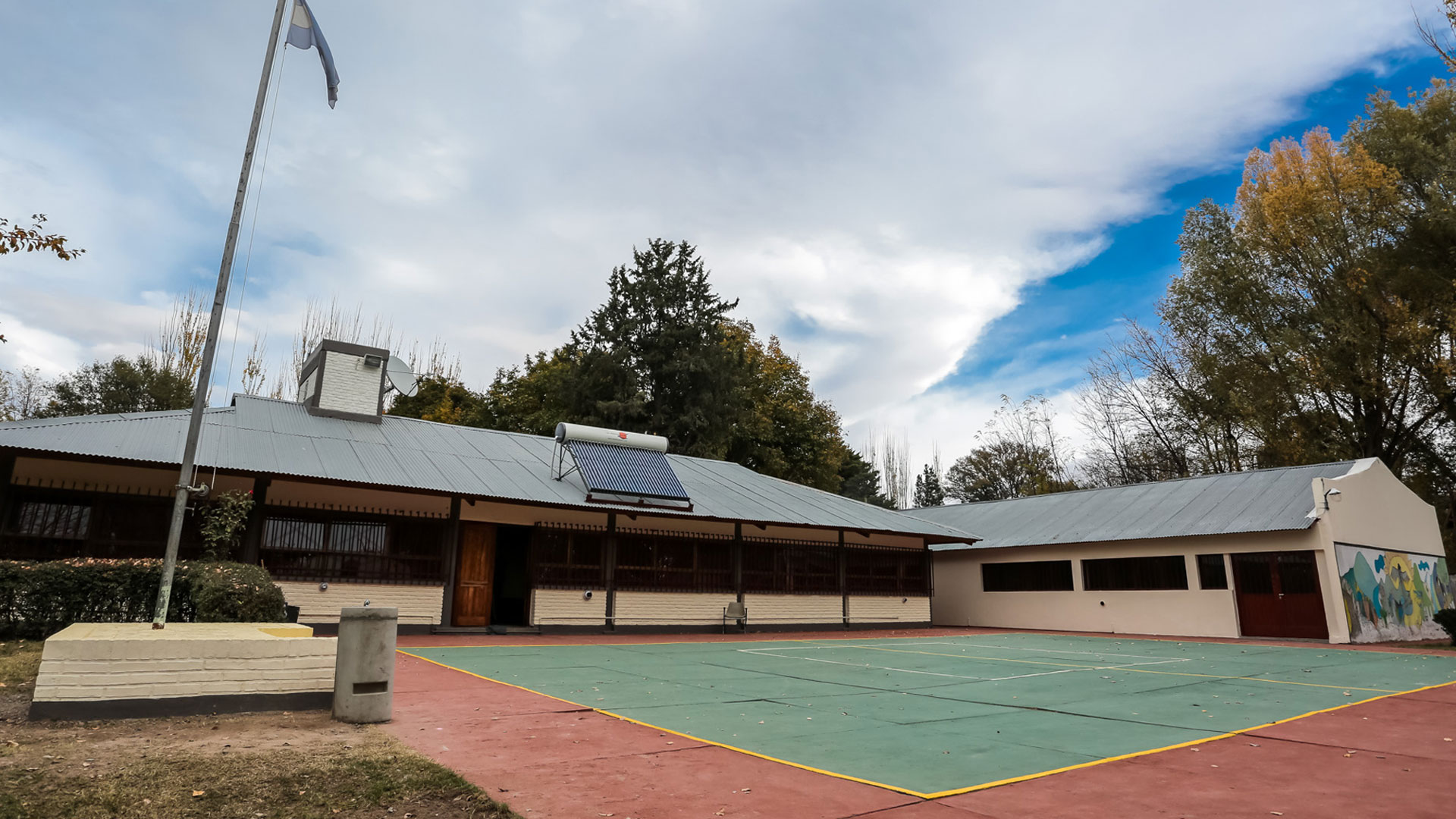 La escuela Benito Lynch, totalmente renovada después de casi 50 años de su inauguración.