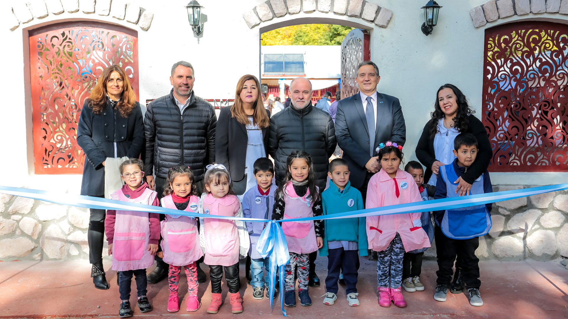 Marcelo Machado de Ford junto a la directora Roxana Gallardo y los chicos durante el acto.