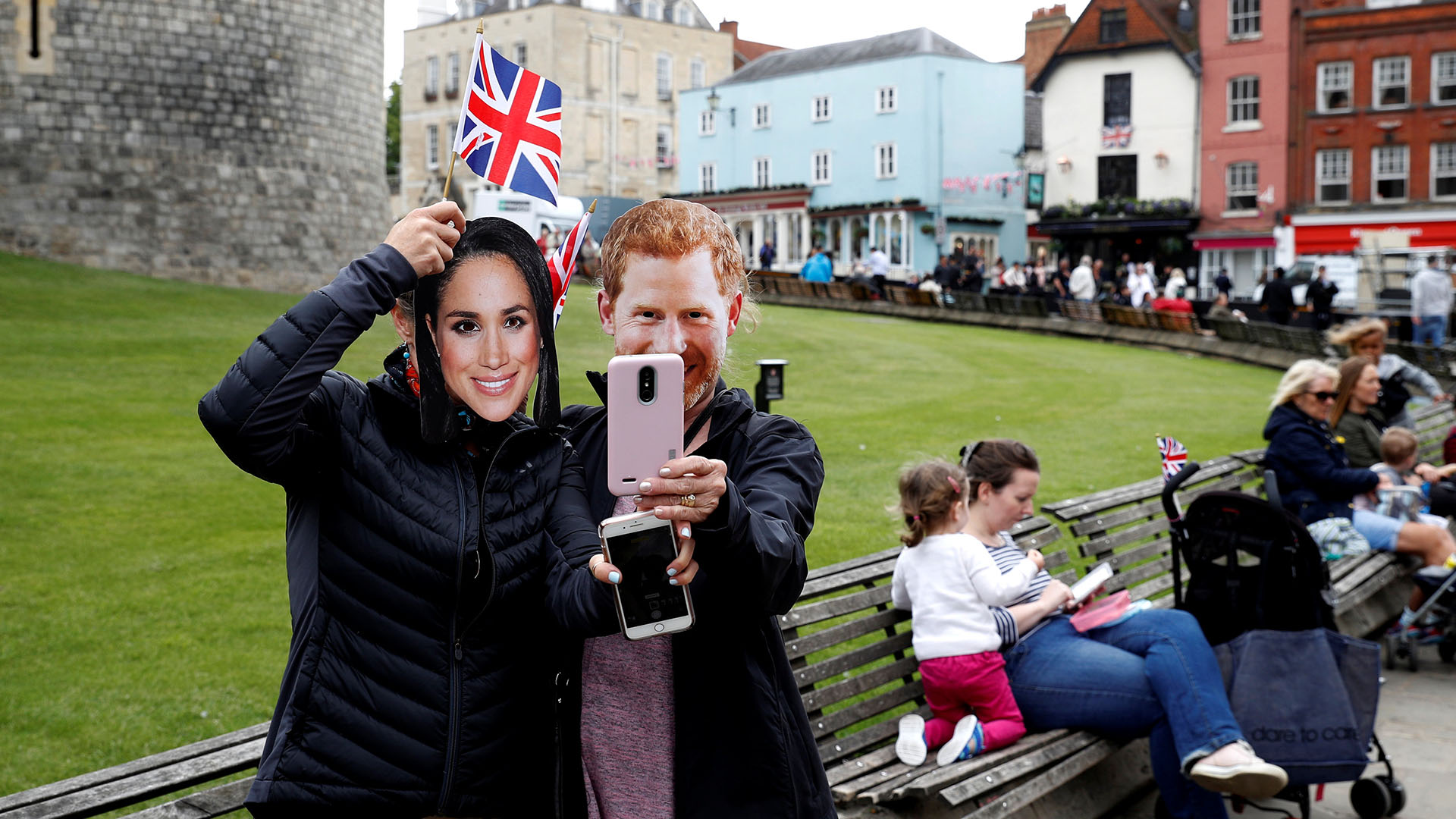 Gran expectativa en las afueras del castillo Windsor por la boda real de Meghan Markle y el príncipe Harry