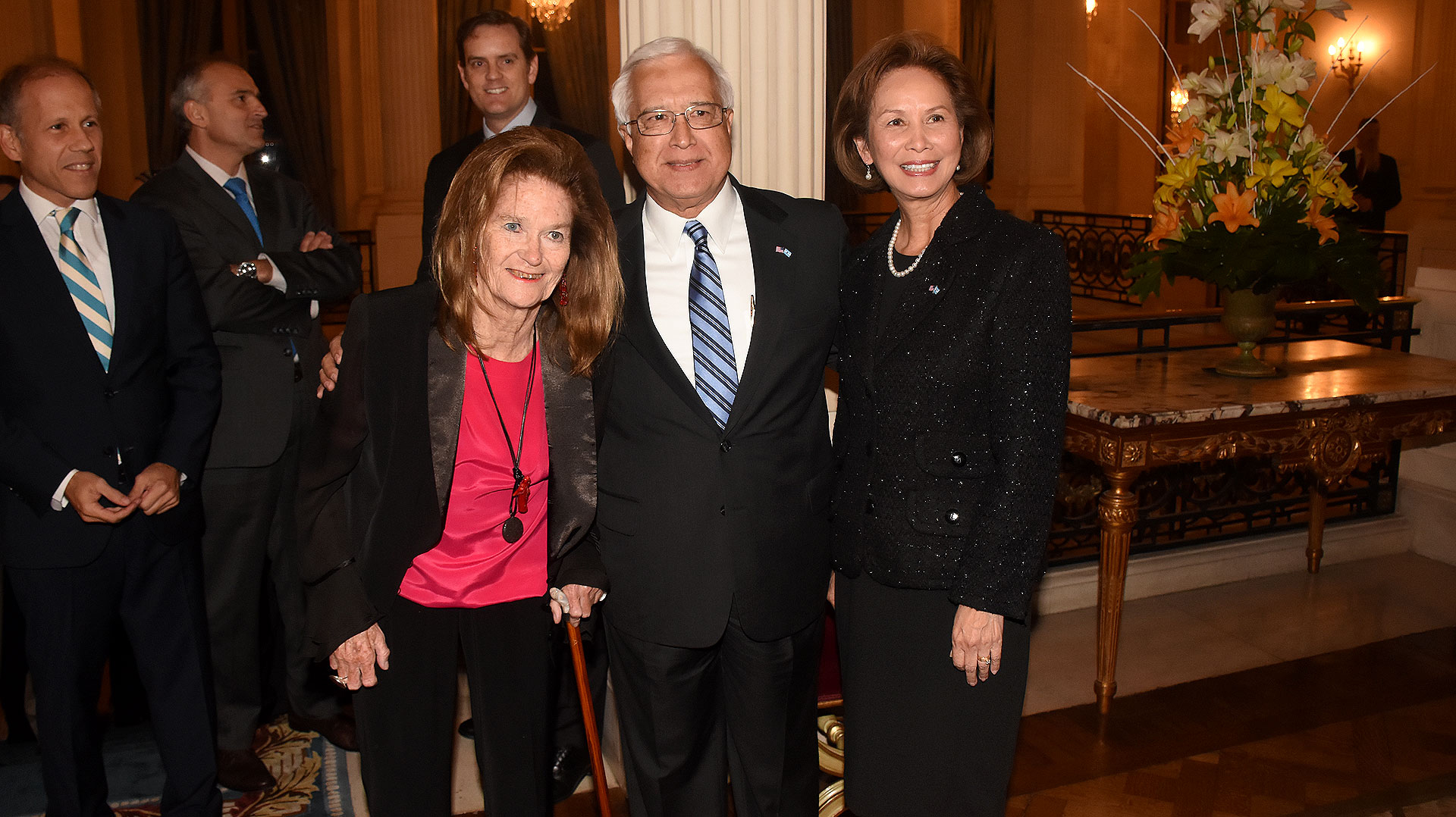 La jueza de la Corte Suprema de Justicia de la Nación, Elena Highton de Nolasco, junto al embajador Edward Prado y su mujer María