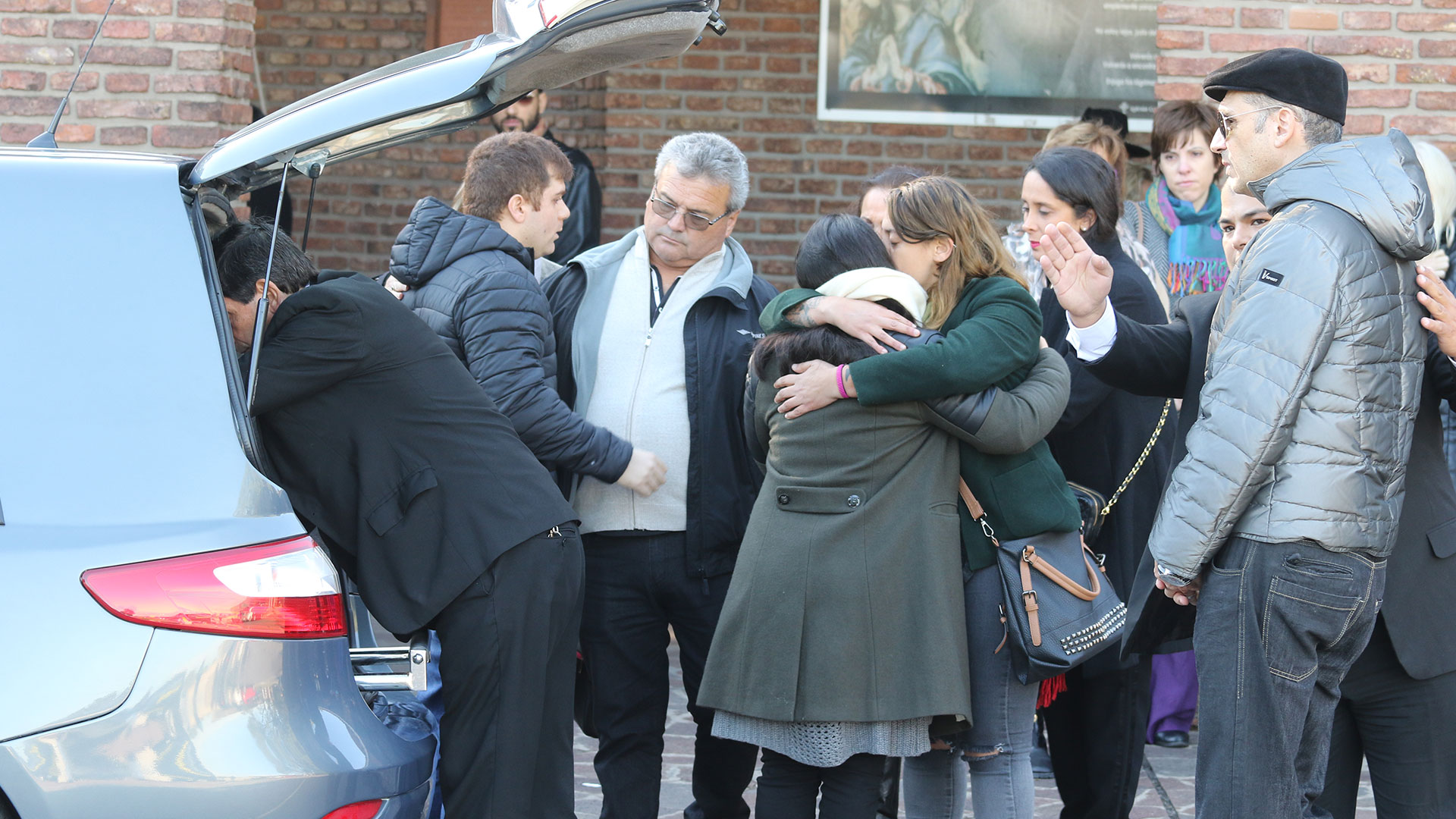 Dolor por la despedida de los restos de Carlo Di Domenico