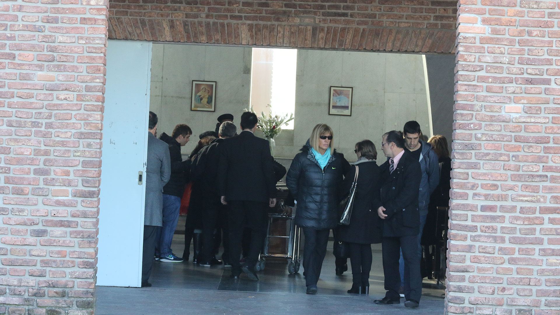 Familiares, amigos y colegas del diseñador en el responso celebrado en el cementerio