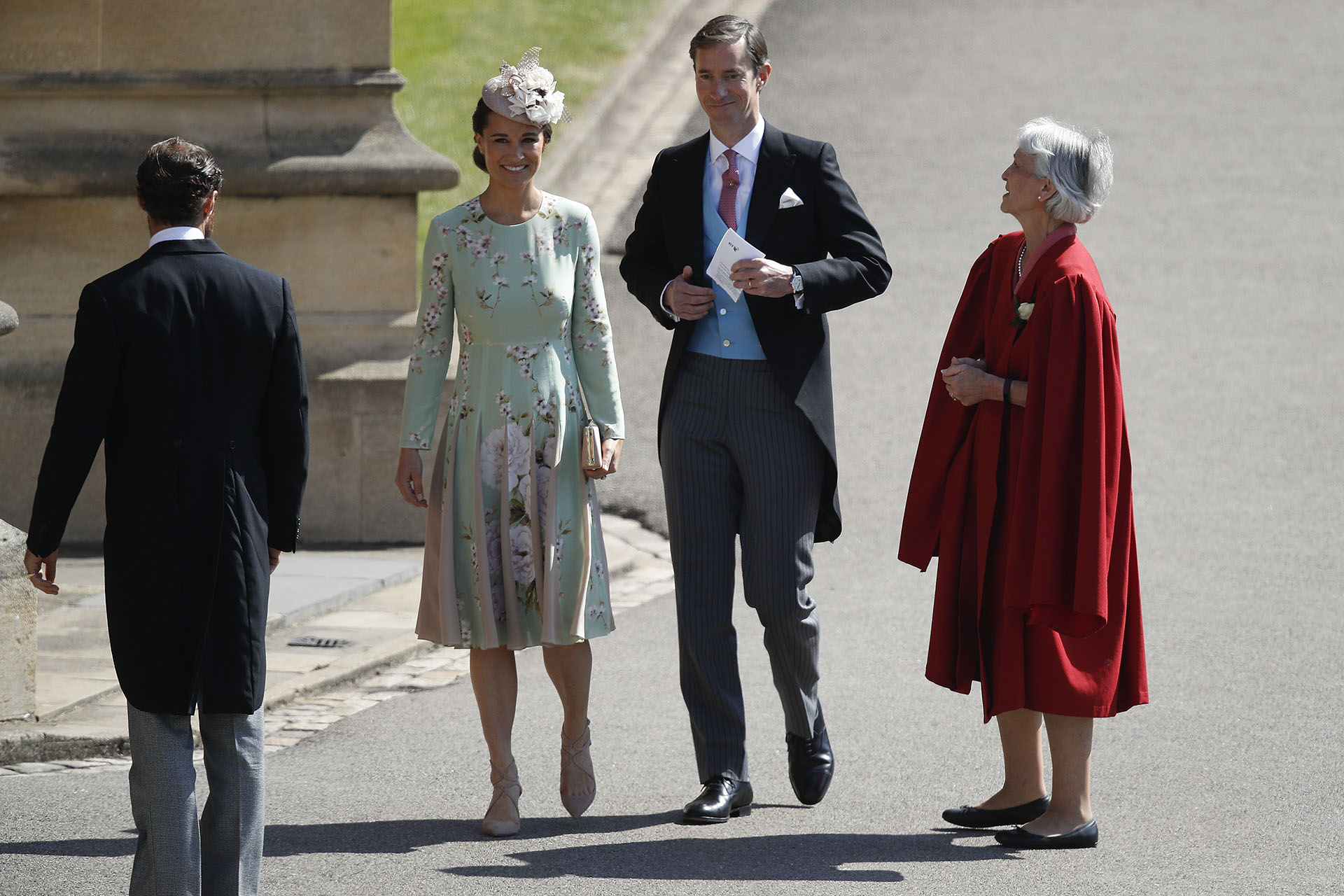 Pippa Middleton -embarazada- con un diseño floral de The Fold y James Matthews