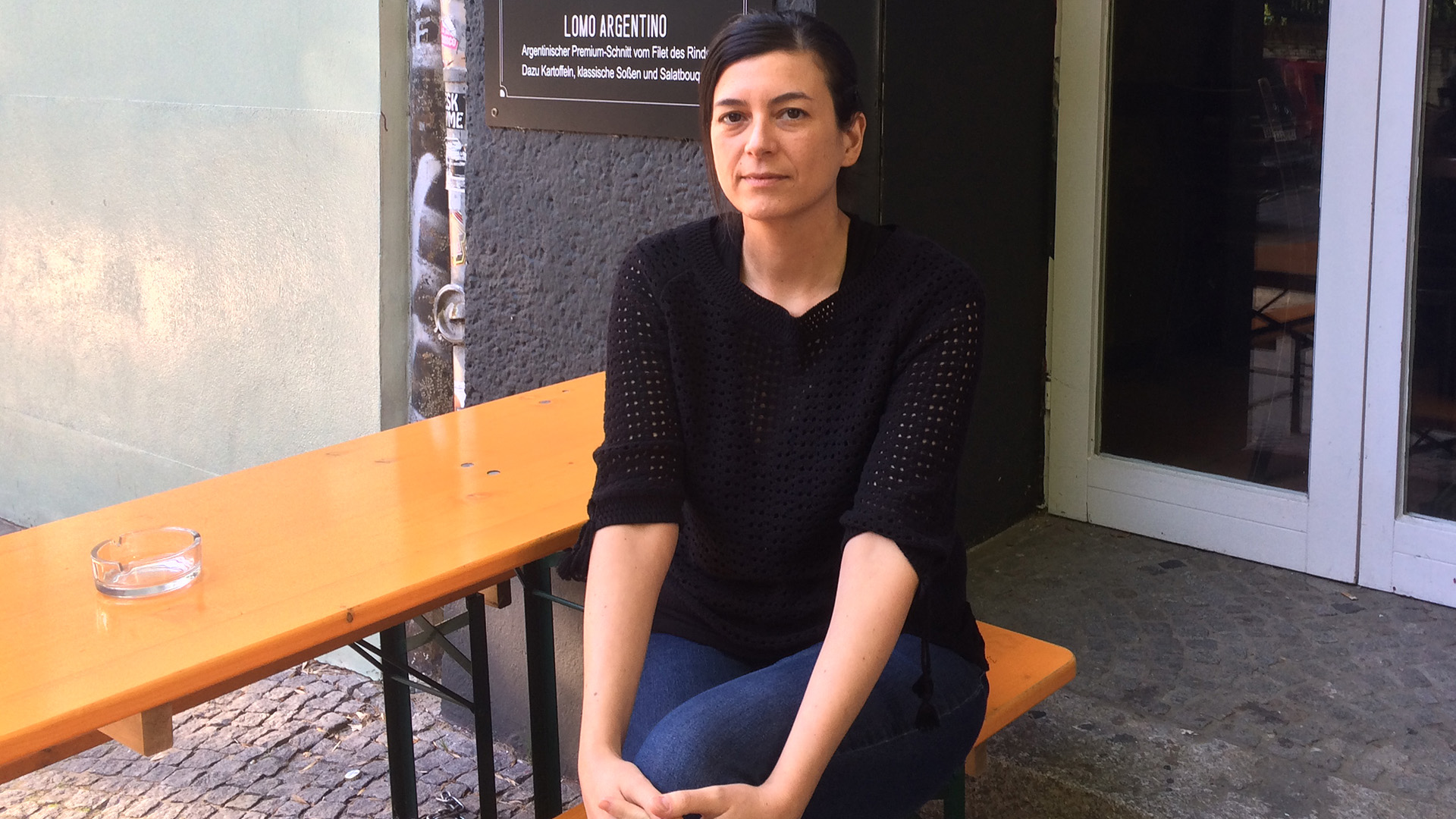 Samanta Schweblin en “Gloria”, el restaurant de su pareja en el barrio berlinés de Kreuzberg