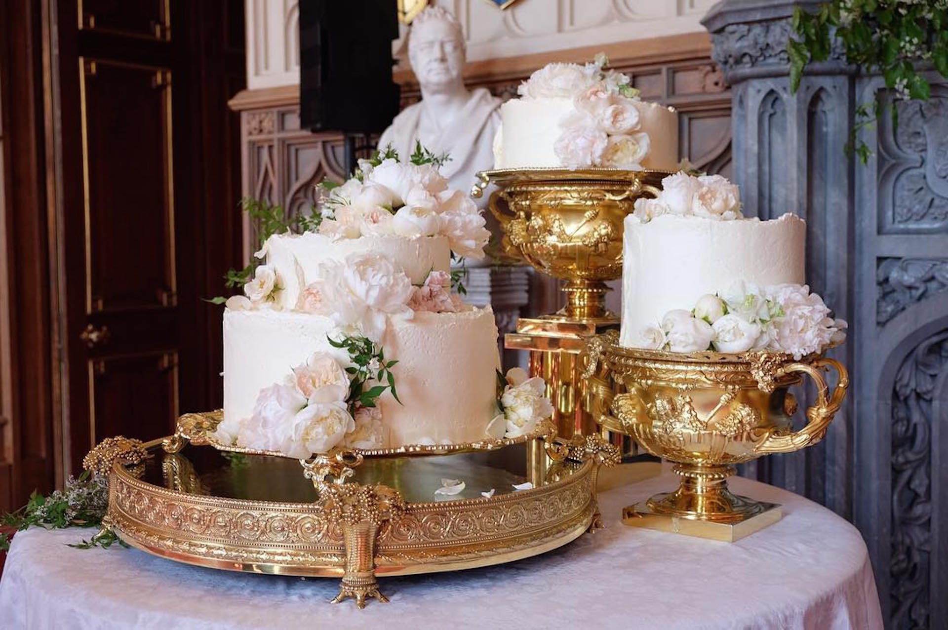 La original torta de bodas realizada por Claire Ptak y decorada con flores naturales.