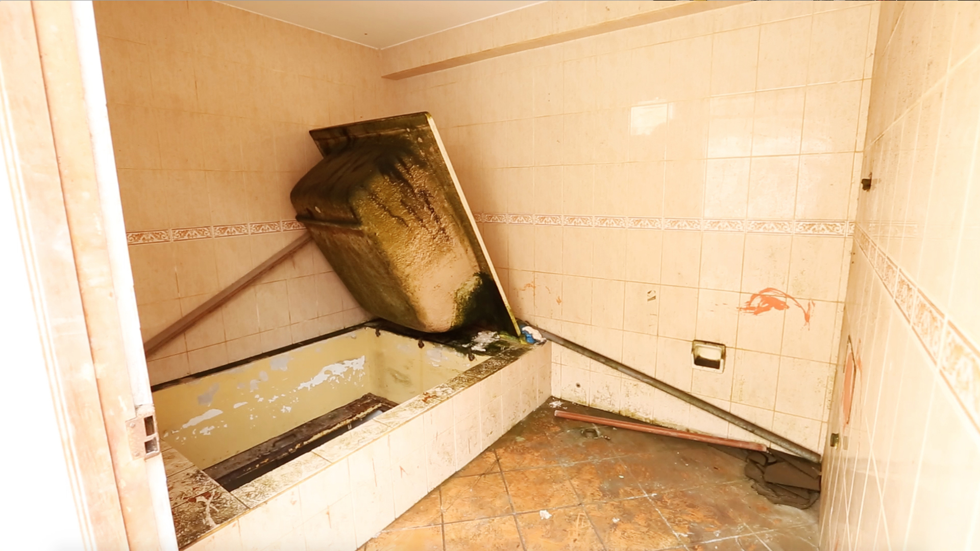 Estos pasadizos subterráneos, a los que se podía acceder debajo de tinas falsas, jardines y al lado de la piscina, estaban reforzados con planchas de acero