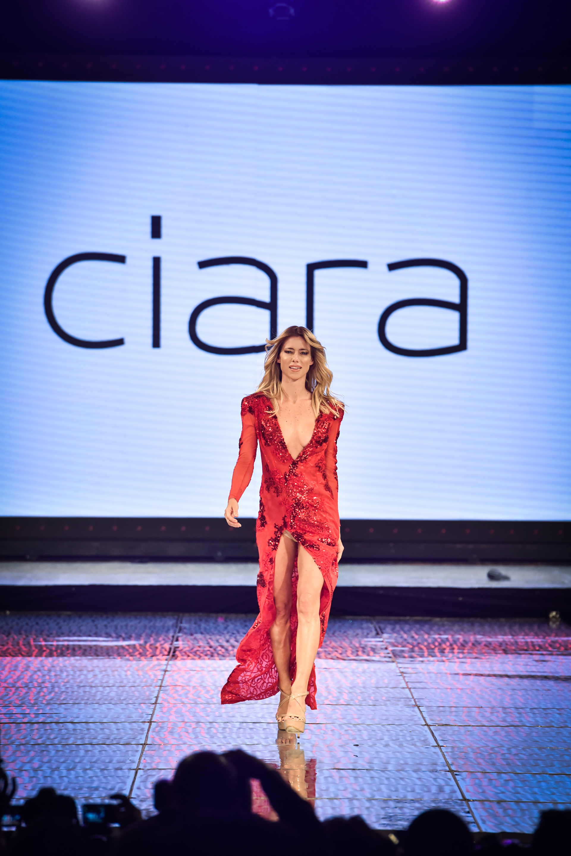 Con una colección de vestidos de fiesta, cortos y largos, de escotes pronunciados, transparencias y bordados, las diseñadoras de la marca buscaron realzar la sensualidad femenina