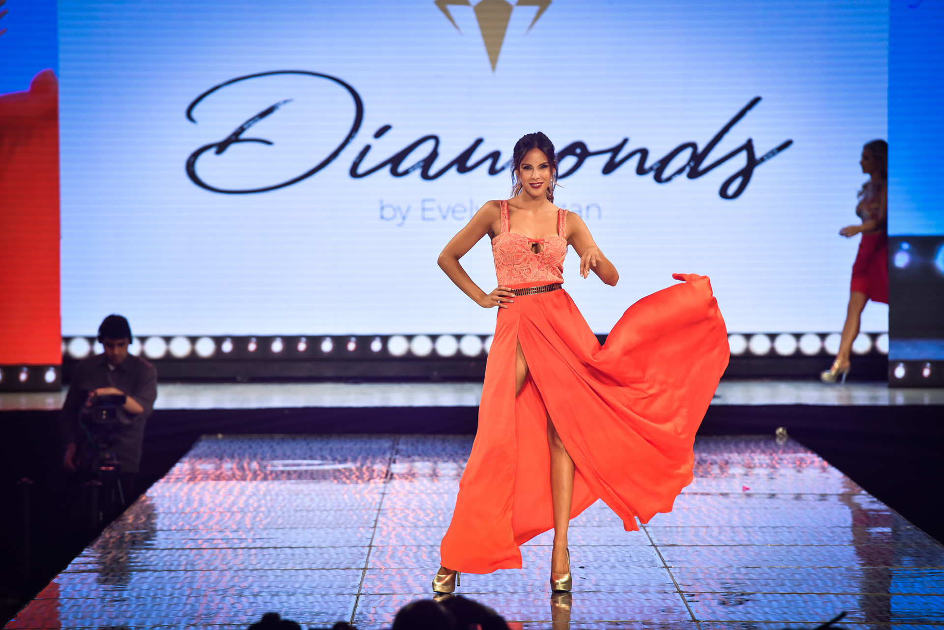 La colección de Diamonds by Evelyn Bazan reflejó en sus prendas un estilo barroco repleto de rojos bordados y el pret a porter adaptado al siglo 21