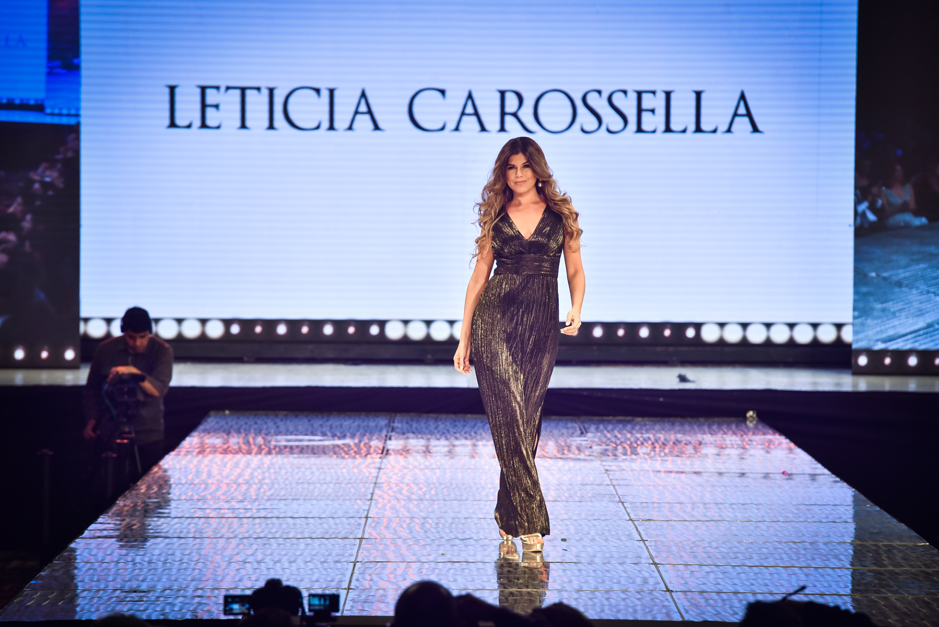 Con diseños que realzan la silueta femenina y con texturas en terciopelo, la modelo Antoniale abrió la pasada de la marca Carossella que tenía una premisa clara: diseños elegantes, finos y sotisficados