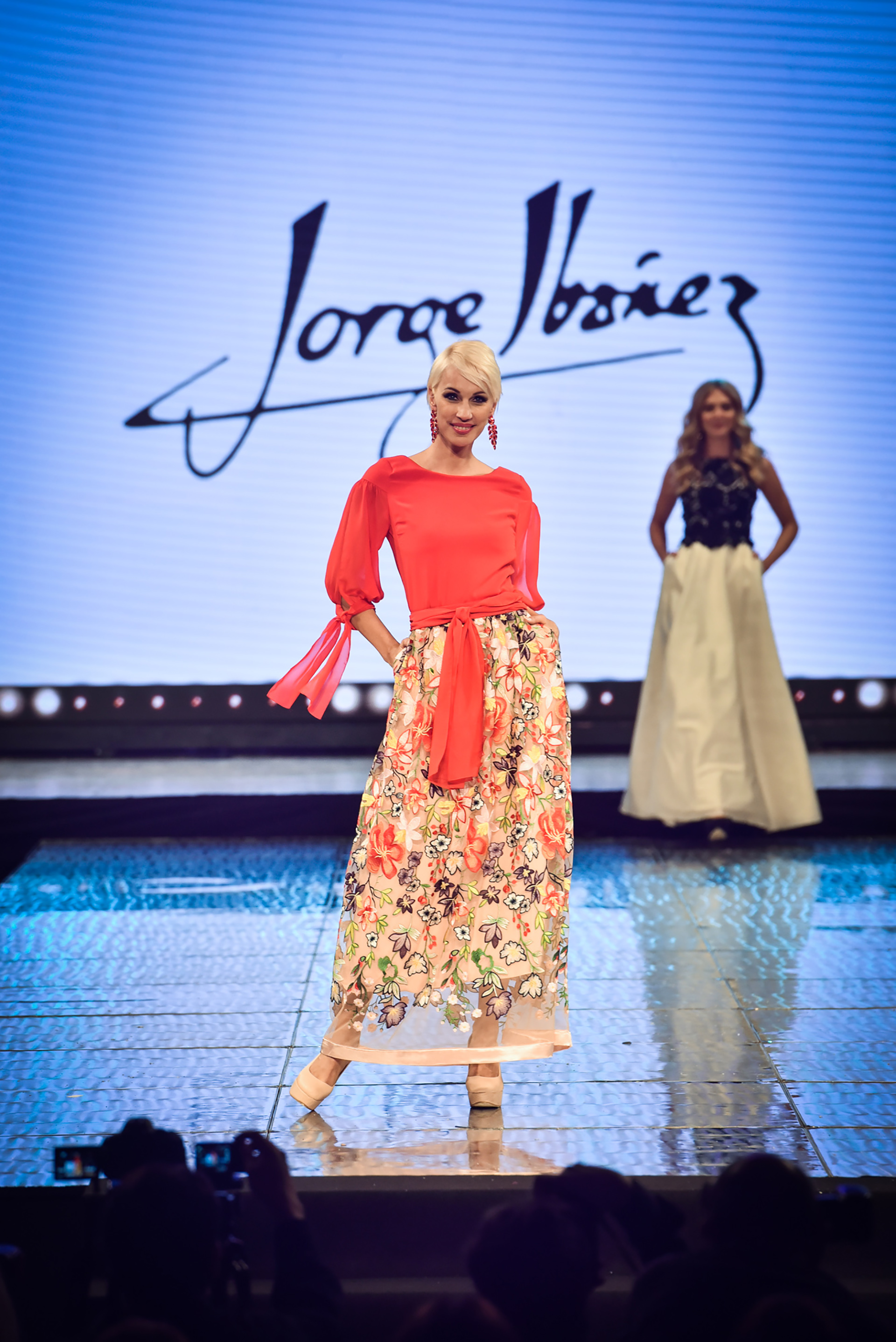 La modelo Ingrid Grudke, desfiló el primer diseño de la marca Jorge Ibañez, quien sigue su legado es su madre Mabel Ibañez que realizó una colección para todas las mujeres y jovenes también