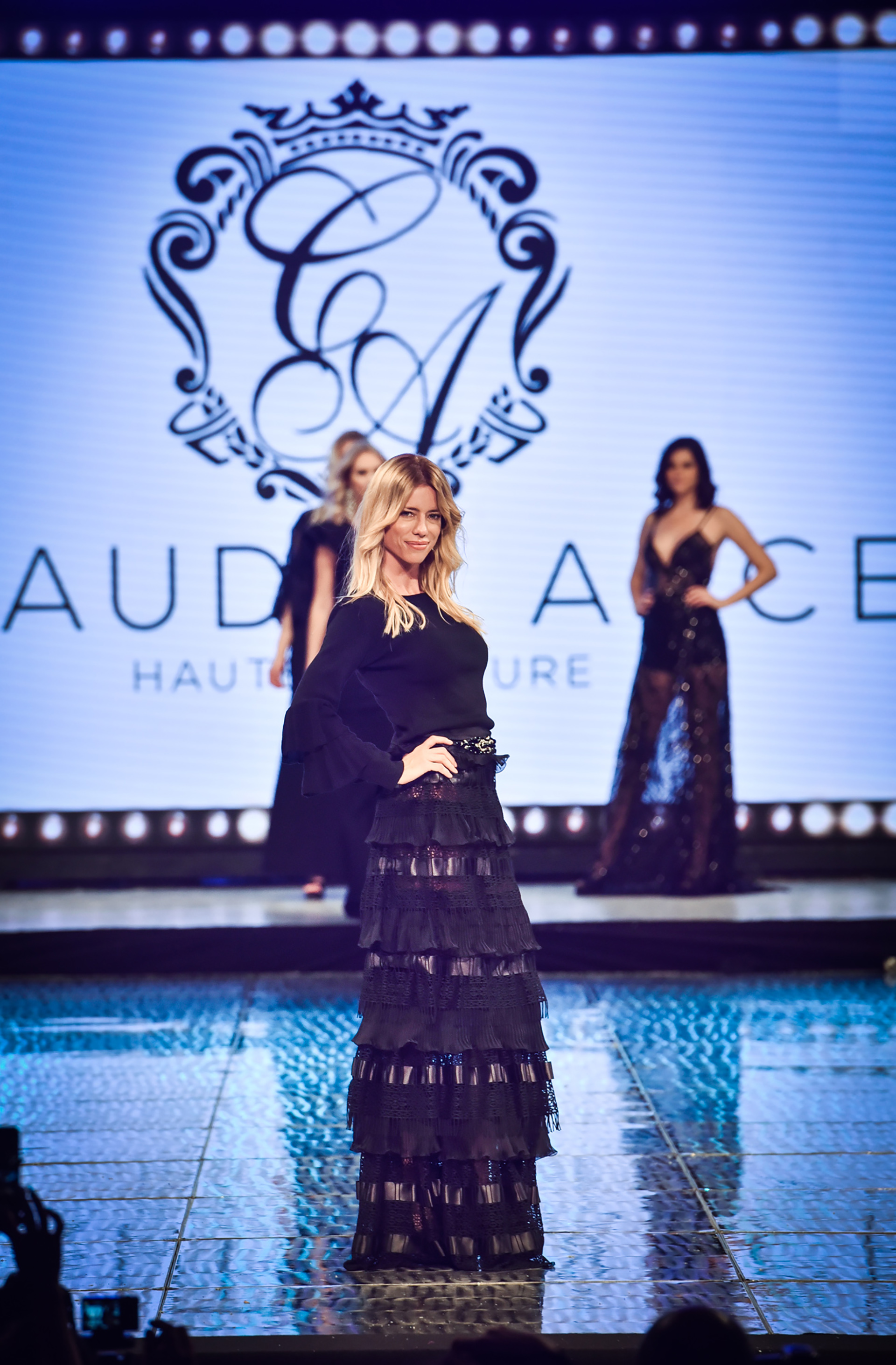 Nicole Neumann, cerró la pasarela de una noche mágica que reunió a los principales diseñadores argentinos, en el primer día del gran show de moda