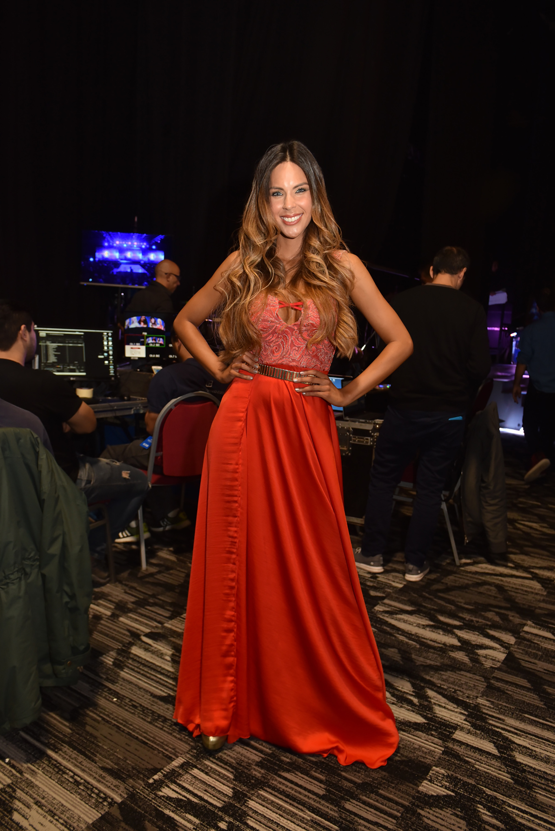 La modelo y bailarina Barby Franco estuvo en el backstage del desfile de Silkey luciendo un vestido colorado con mix de géneros: satén y encaje con detalle de cinturón metálico en composé con su calzado