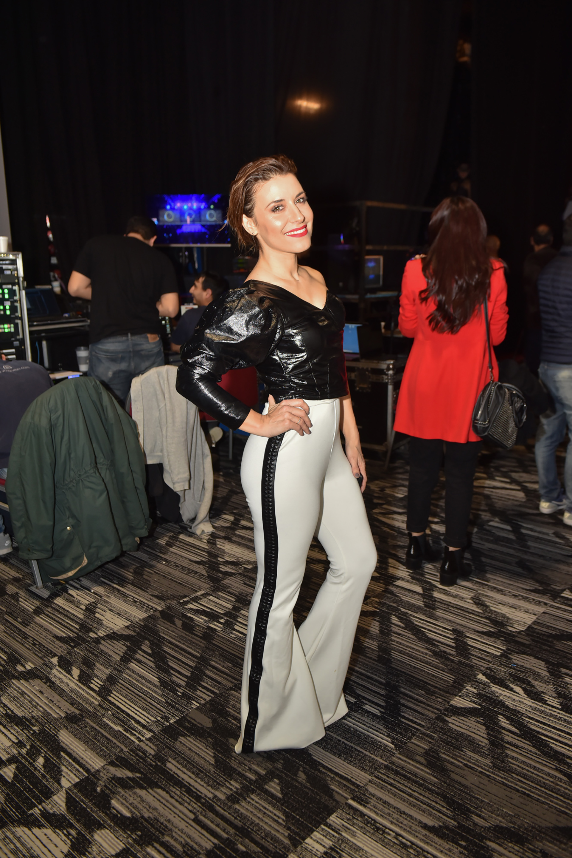 Mariana Brey estuvo presente en el desfile de Silkey con un look en blanco y negro. Lució un pantalón blanco con detalles de tachas y top metalizado con mangas puff (Guillermo Llamos)
