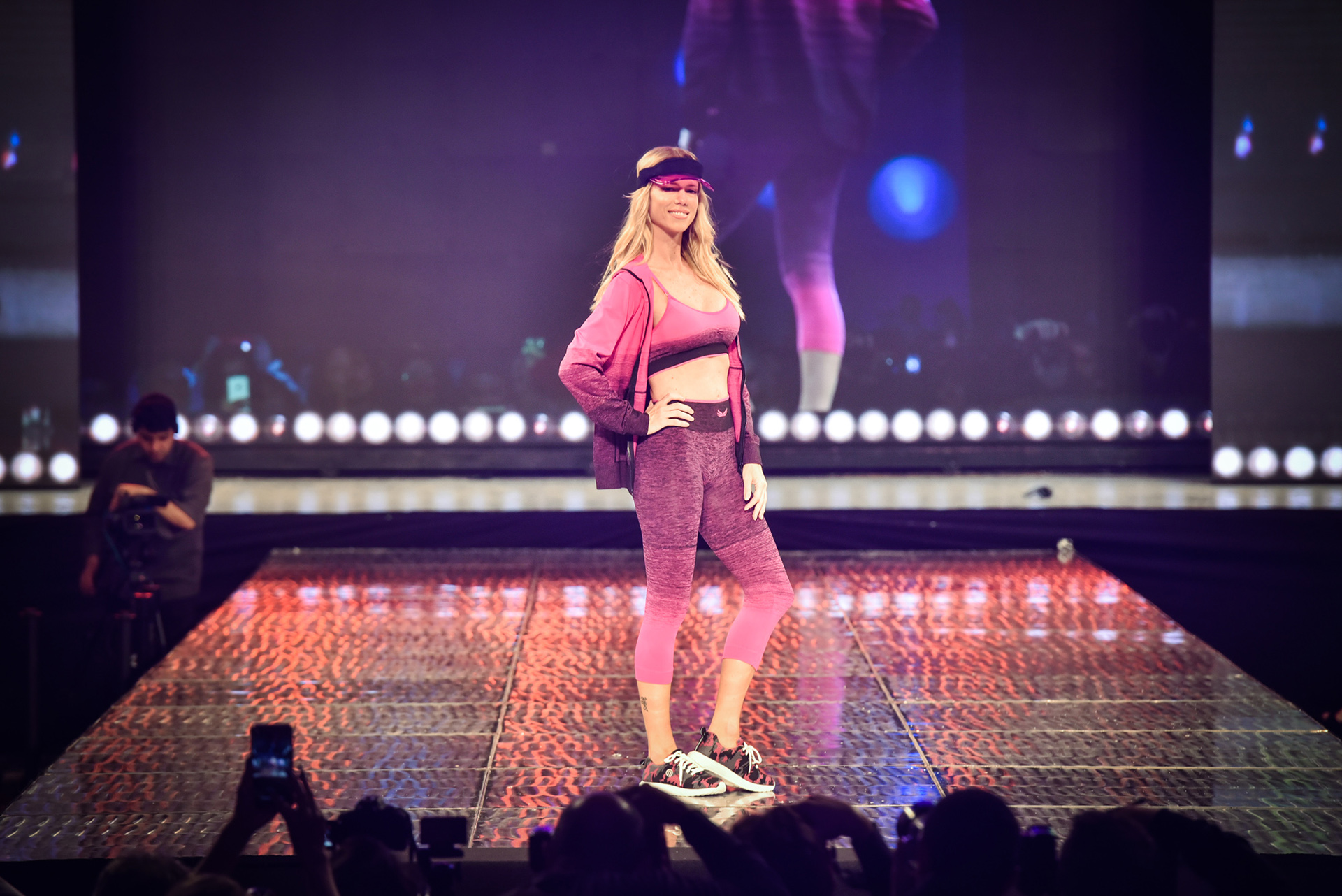 La rubia de ojos verdes, e imagen de la marca, cerró la pasarela con un look total pink de pies a cabeza