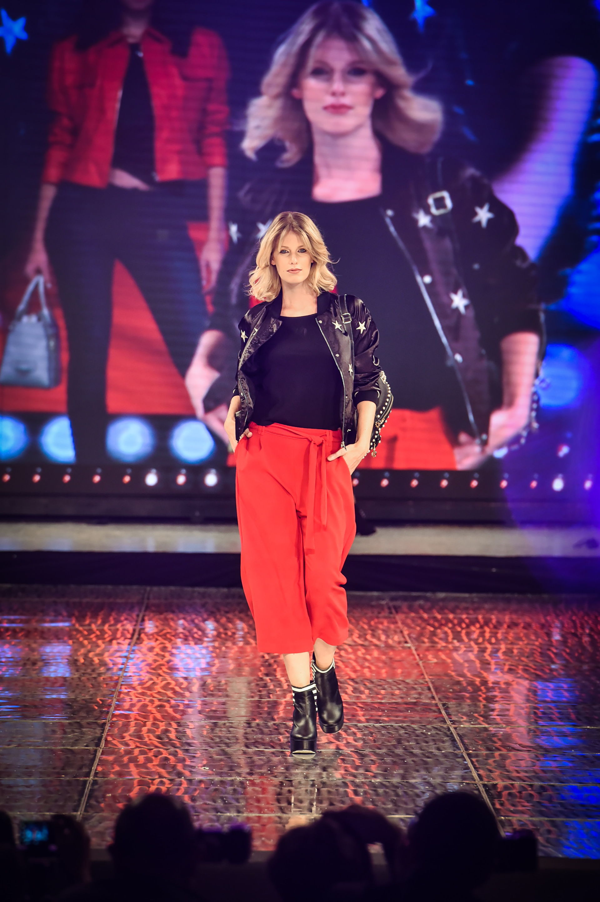 El diseñador de calzado Luciano Marra propuso para este invierno una colección al estilo funk rock, con prendas de cuero y apliques, en color negro y rojo y detalles en dorado y plateado