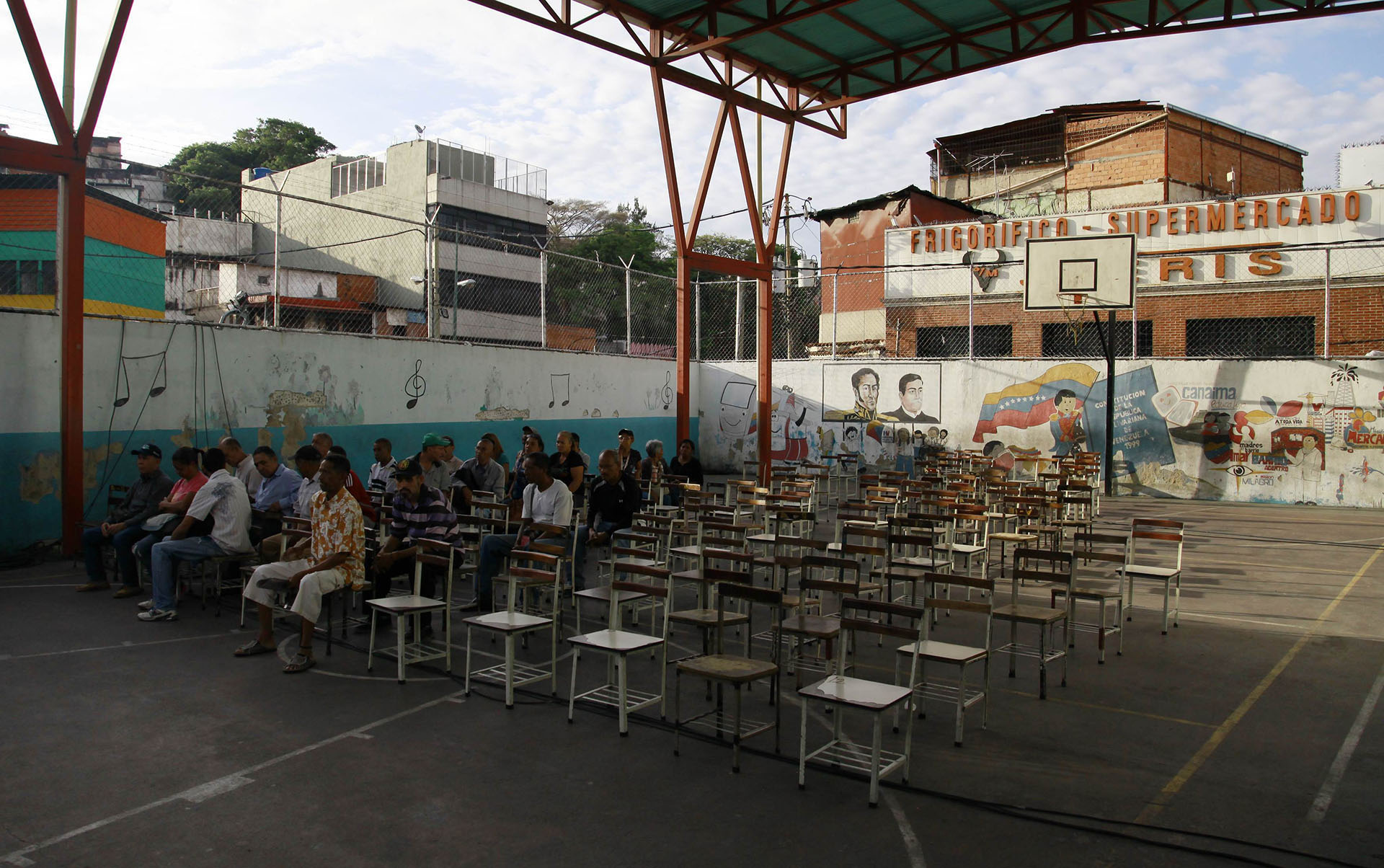 Los cuestionados comicios comenzaron con poca participación en Venezuela (AFP)