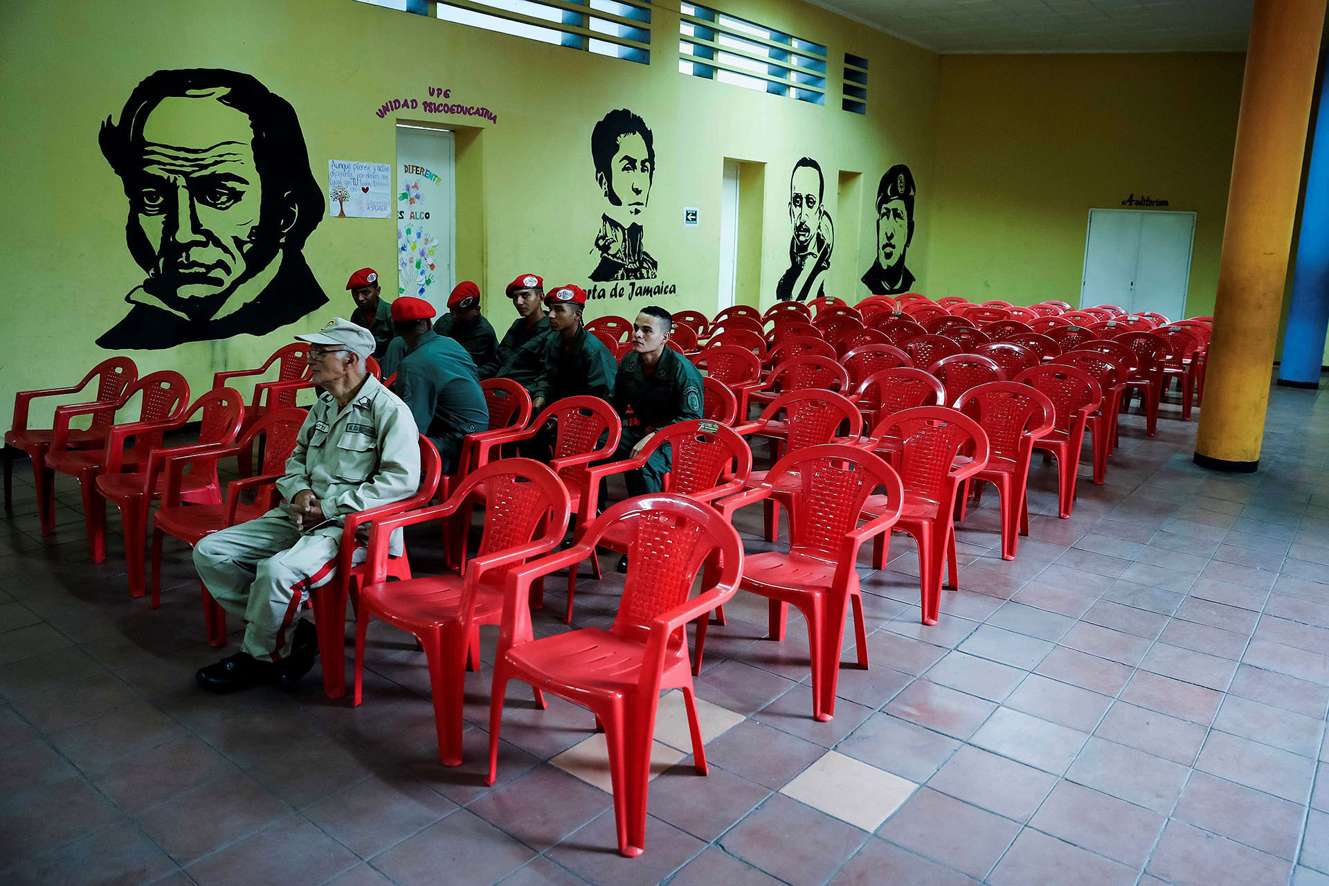 Poca afluencia de votantes marcó el comienzo de la jornada electoral en Venezuela