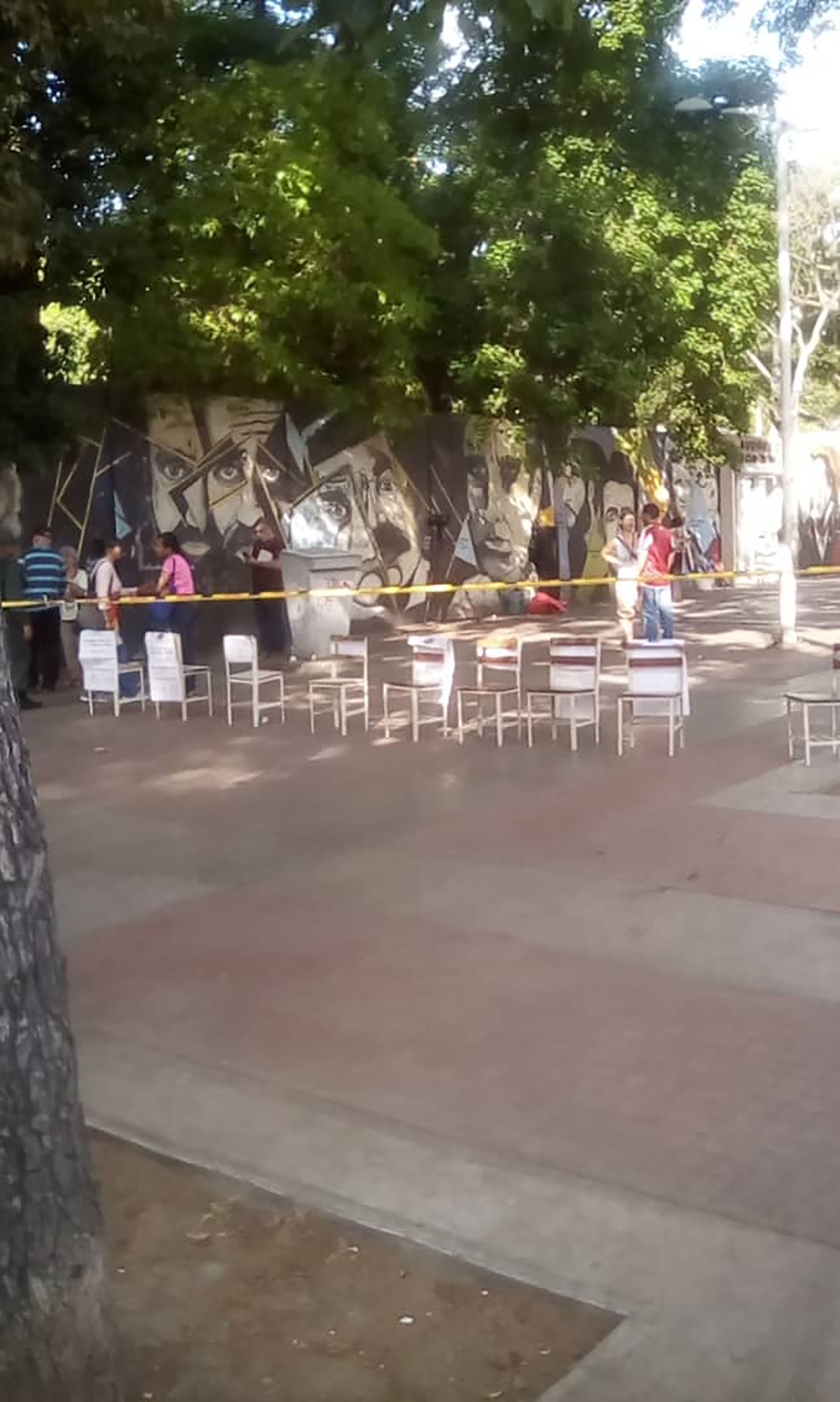 En Twitter, múltiples usuarios graficaron la falta de afluencia en el Liceo Andrés Bello, uno de los centros de votación más grandes del país