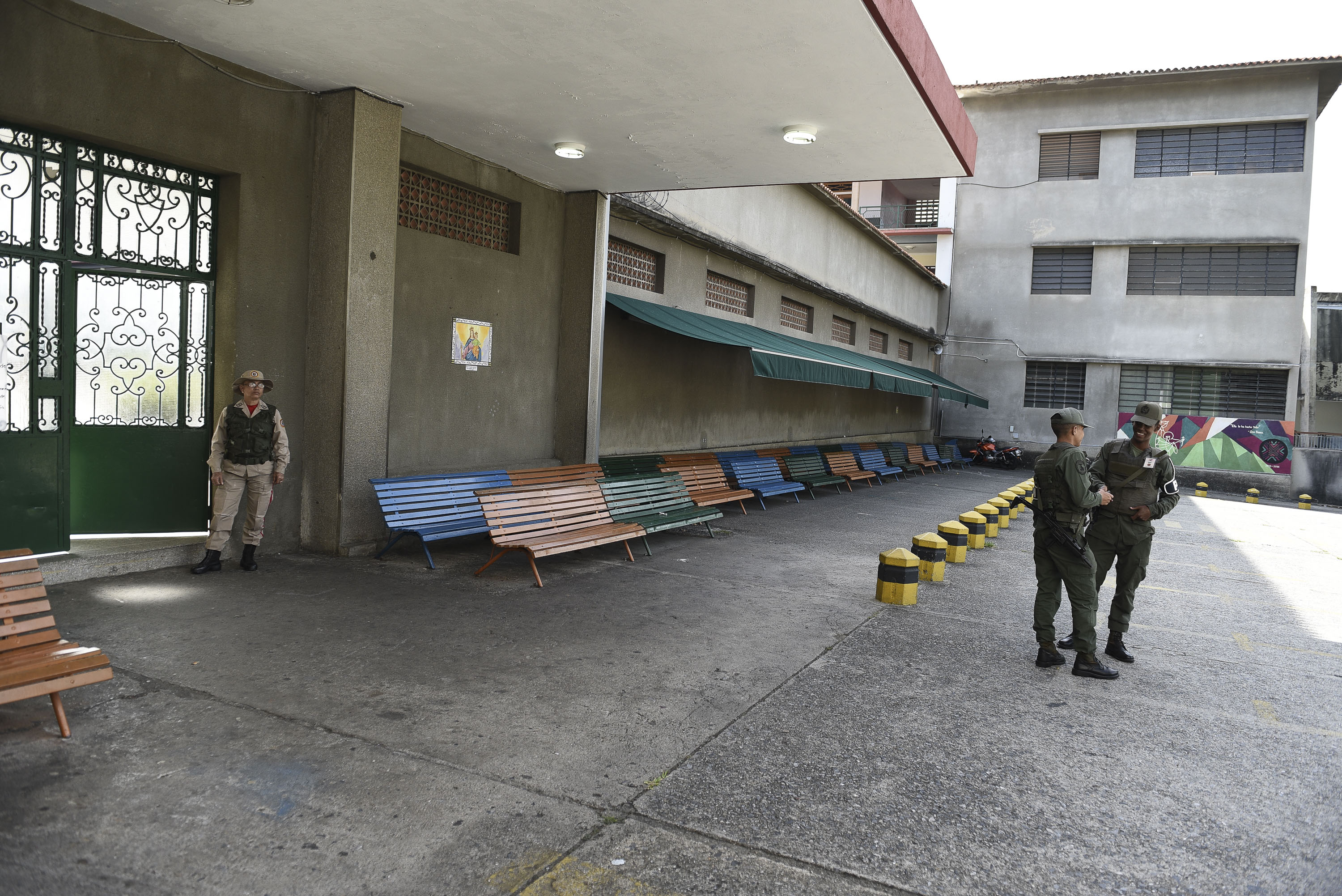 Oficiales resguardan un centro electoral en Caracas (AFP)