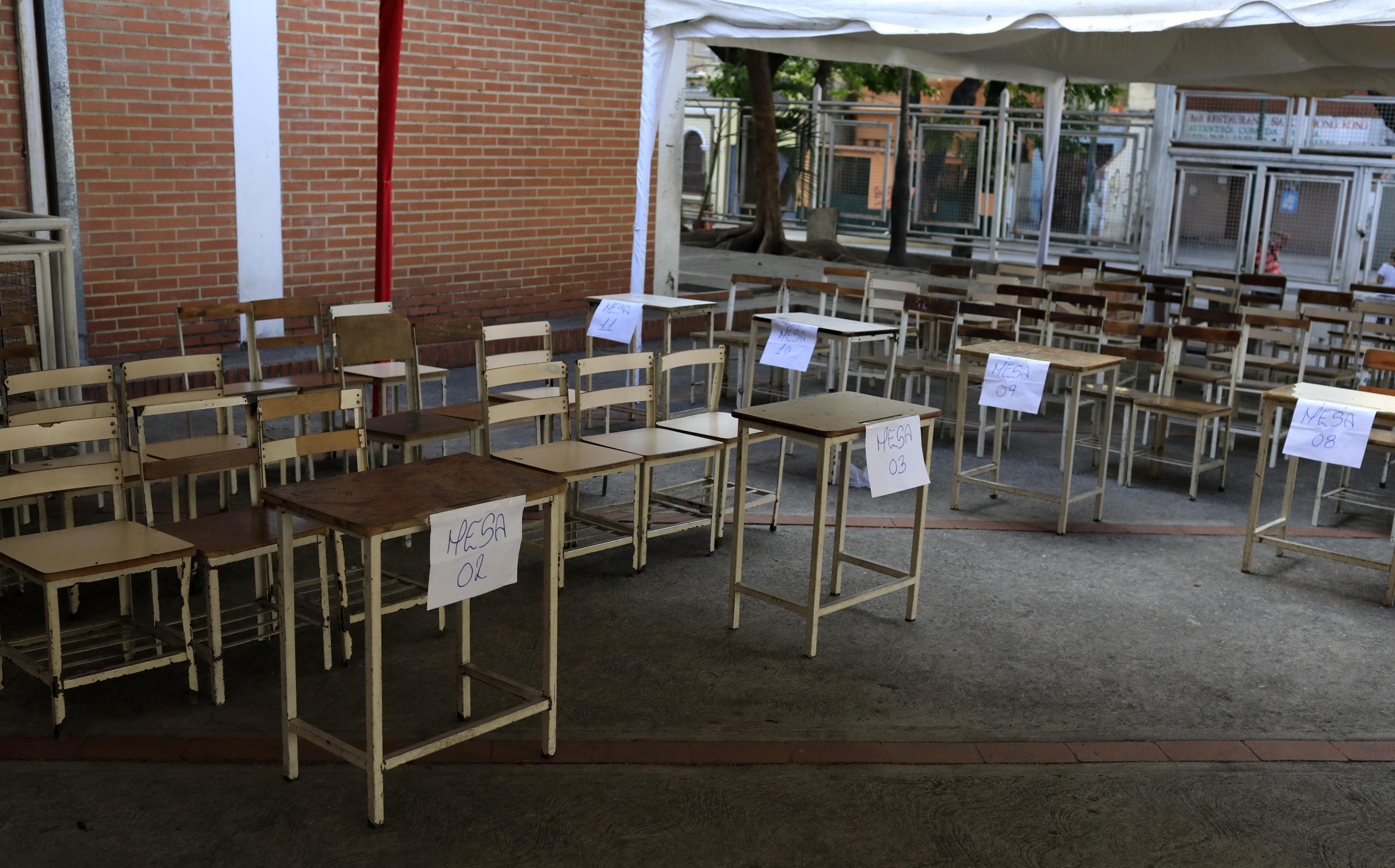 Las mesas de votación, vacías en un centro de Caracas (Reuters)