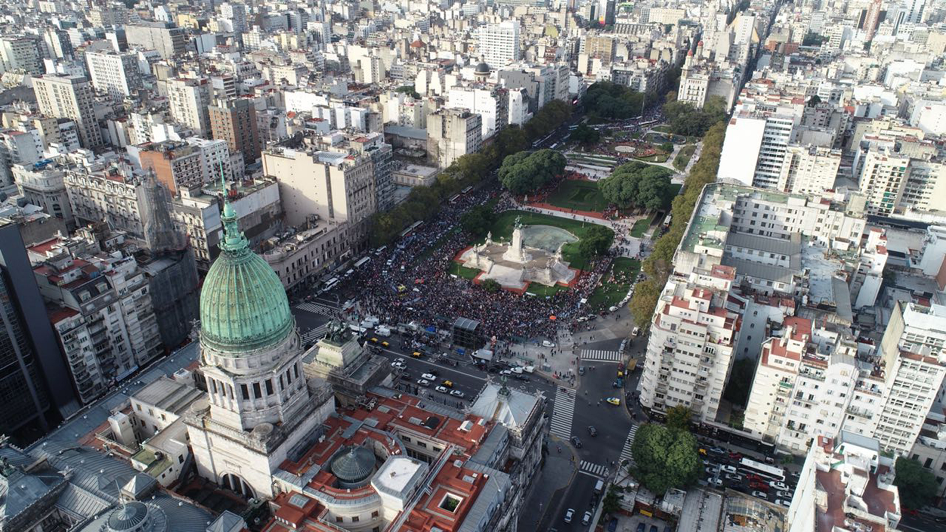 Miles de personas se reunieron frente al Congreso