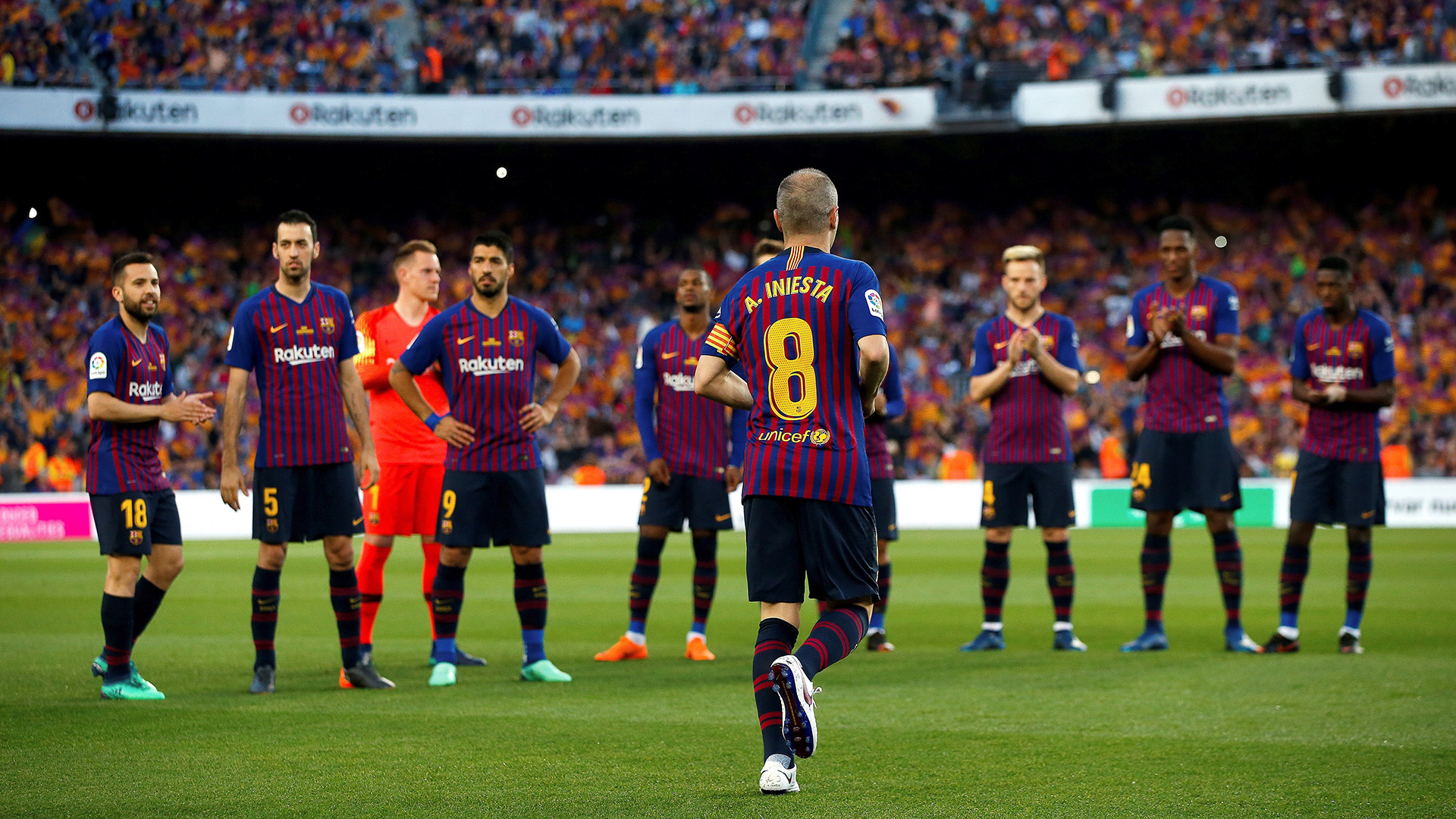 Iniesta fue homenajeado por sus compañeros