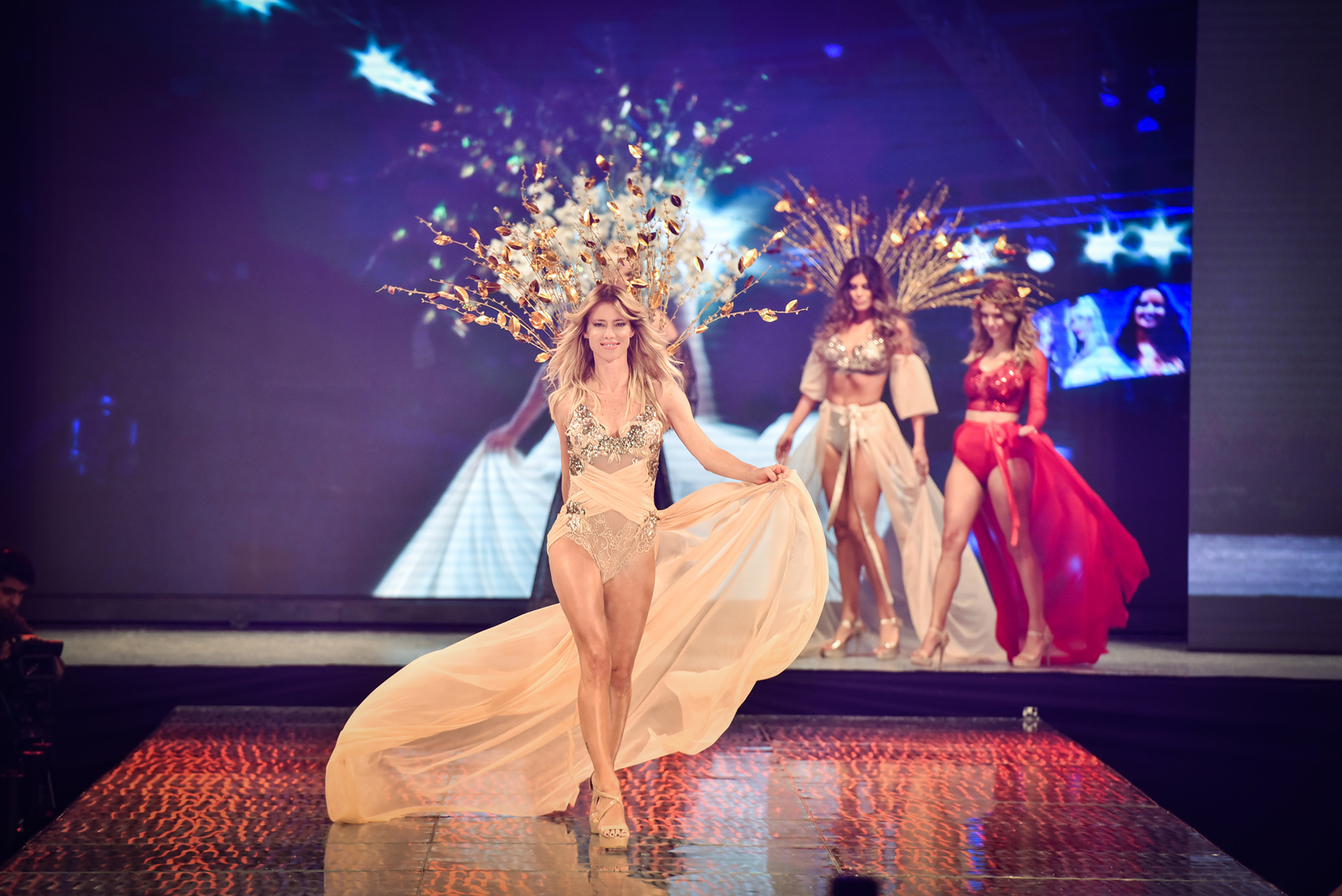 La pasada de apertura fue la de la coloración Key Color Master Collection. La modelo, empresaria y conductora argentina Nicole Neumann lució un entero bordado en color nude y una falda de gasa, los protagonistas de la pasada de coloración Key Color