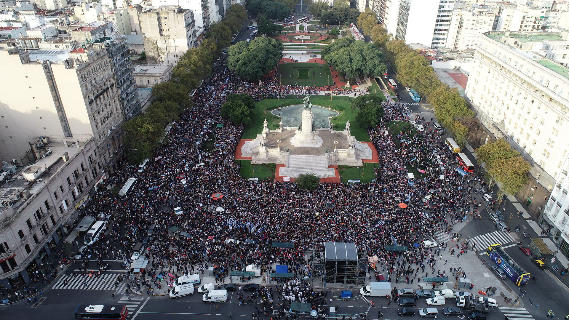 El acto se desarrolló durante la tarde del domingo en la plaza del Congreso