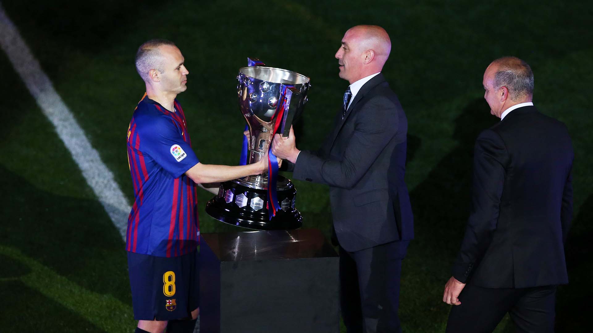 El mediocampista levantó 32 trofeos en Barcelona