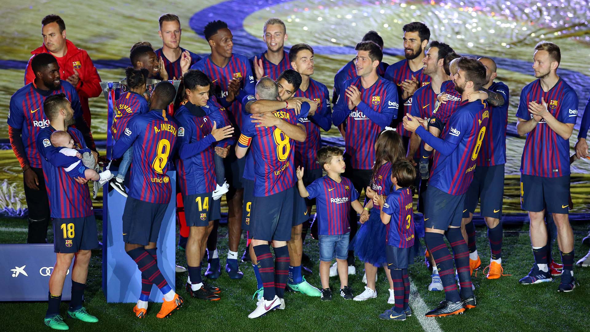 El abrazo de Iniesta con sus compañeros