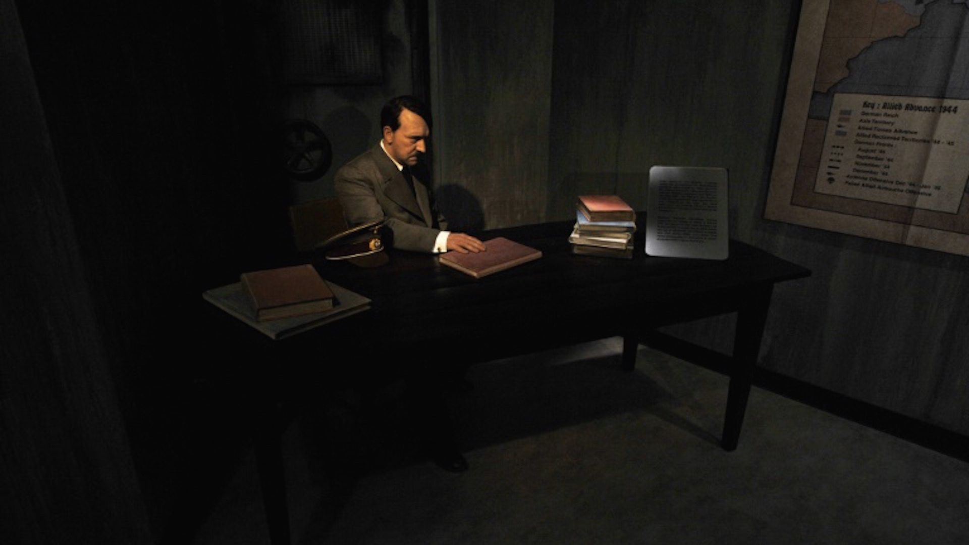 Una figura de cera de Adolf Hitler, que le representa en su búnker poco antes del fin de la Segunda Guerra Mundial, el 3 de julio del año 2008 en el museo de cera Madame Tussaud de Berlín (AFP/Archivos – John MacDougall)