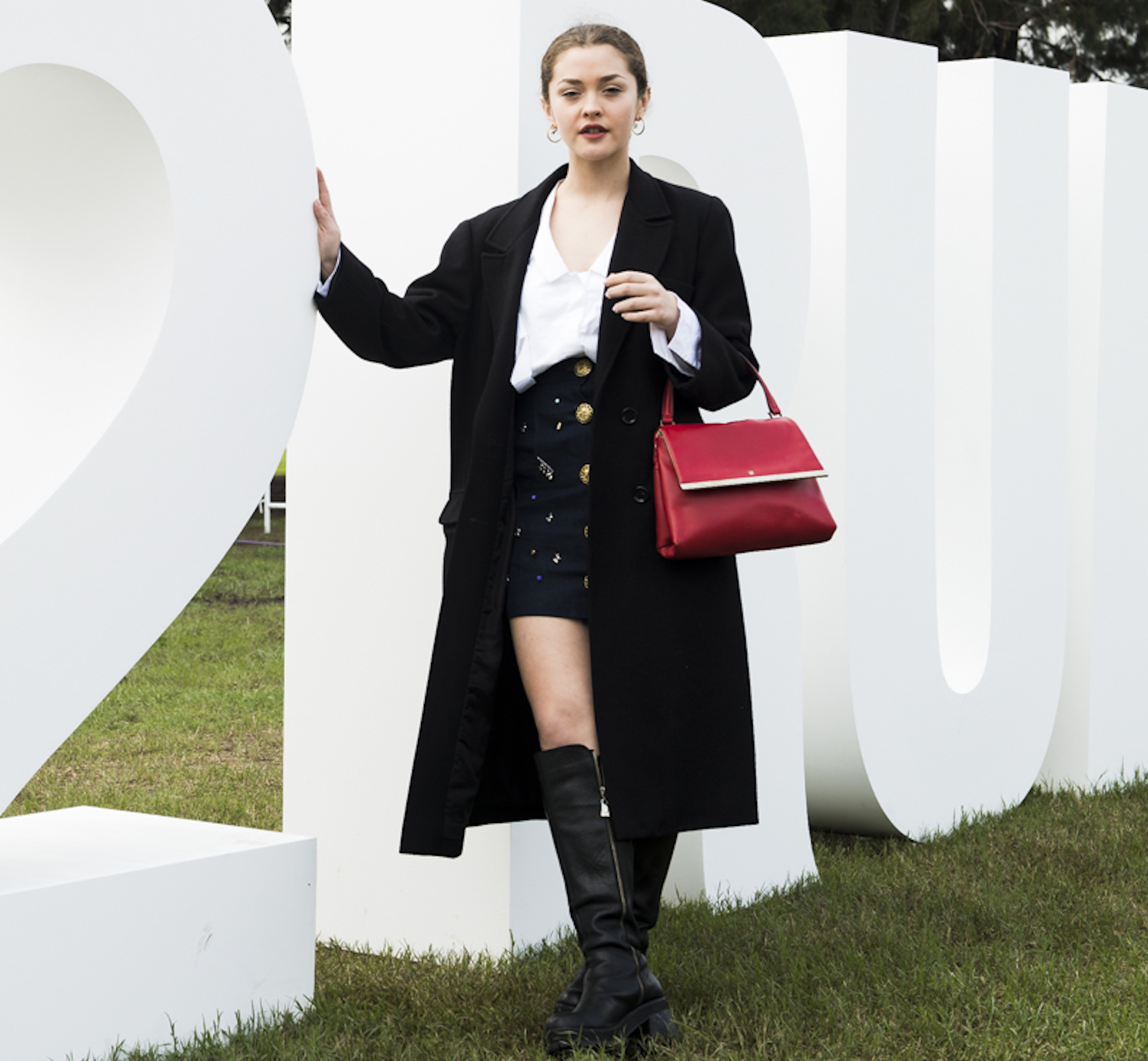 Minerva Casero con bucaneras y un look black & white y un touch de red.