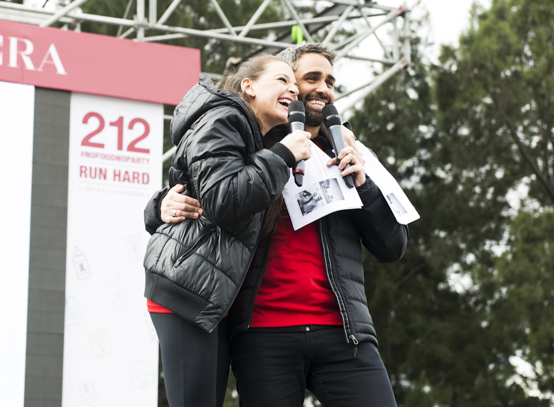 El Pollo Álvarez y Laura Azcurra fueron los encargados de conducir la carrera